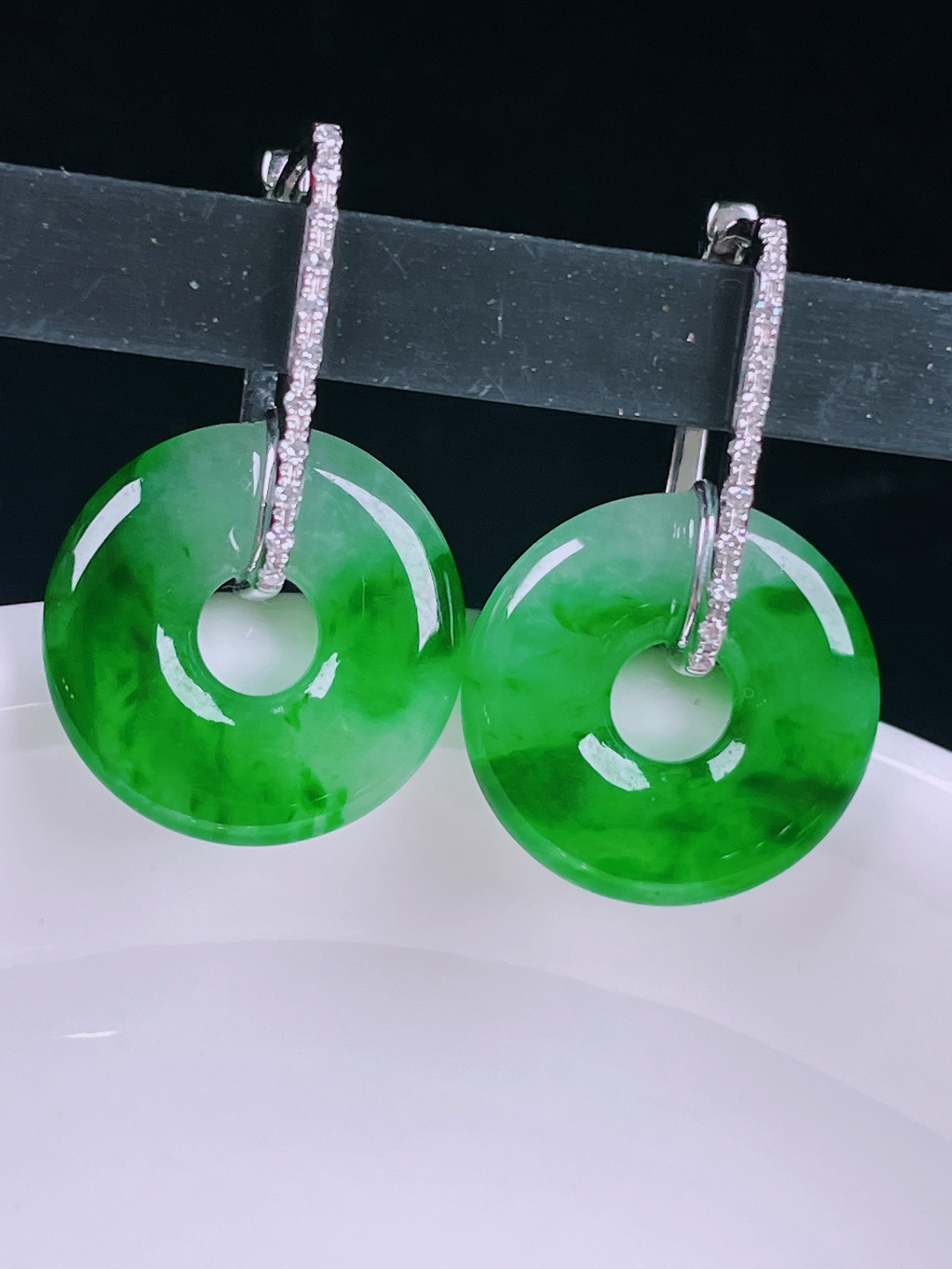 ️辣绿耳坠，老种起光，细底通透，尺寸：裸石14/2.8mm0620