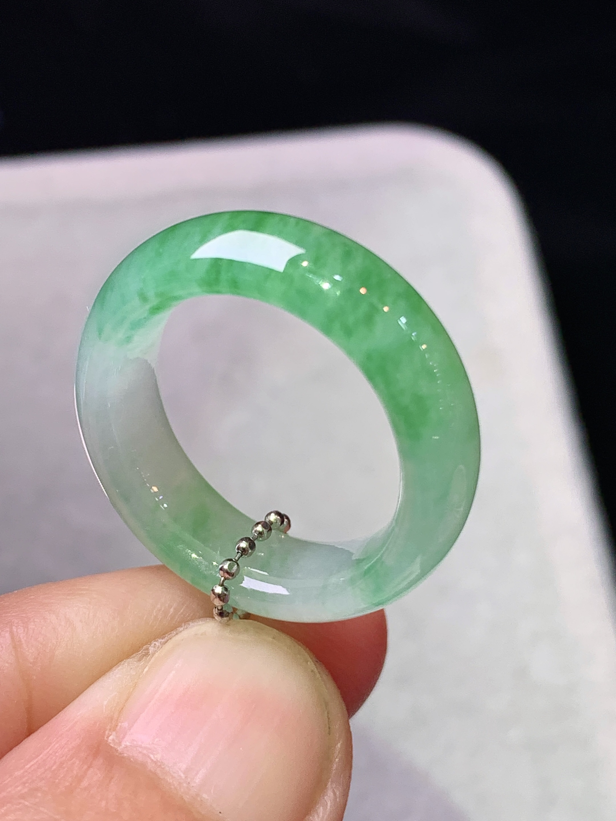 飘绿指环 玉质细腻 色泽艳丽清新 整体尺寸24*6*3.6 圈口14 c1