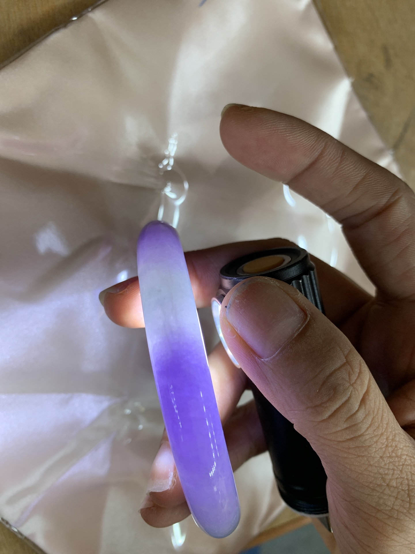 浓紫春彩圆条 60-10.3-10.5 0620-N1032 打灯多处细纹，烟雨入春俏，彩祥出云端，几抹淡果绿色碰上浓妆艳抹妖紫，像是融化了春天，所有美好交织在一起，上手贵气显眼
