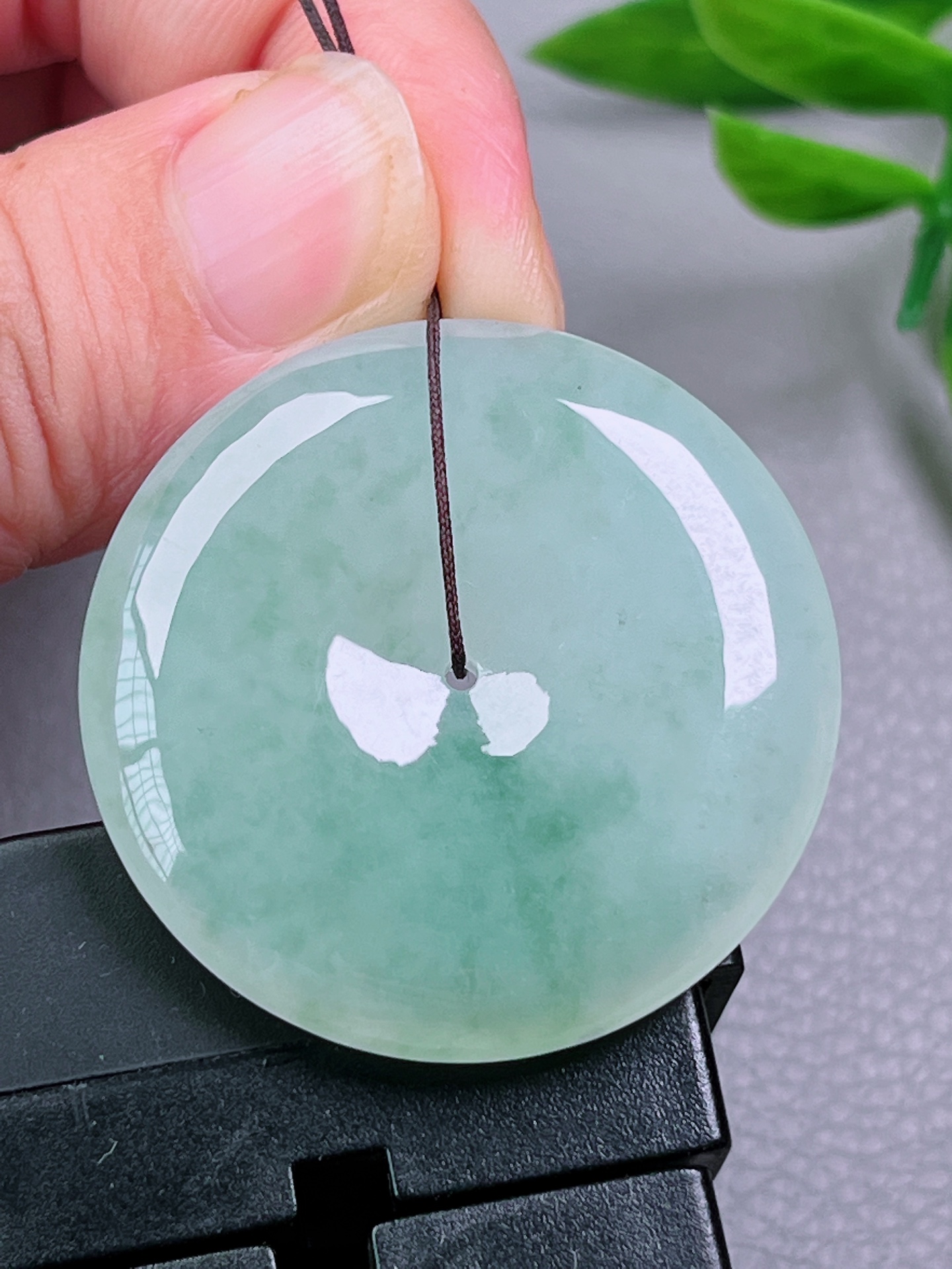 冰种飘花平安扣，无裂，饱满，油洁，起荧光，尺寸：37.4-6.7