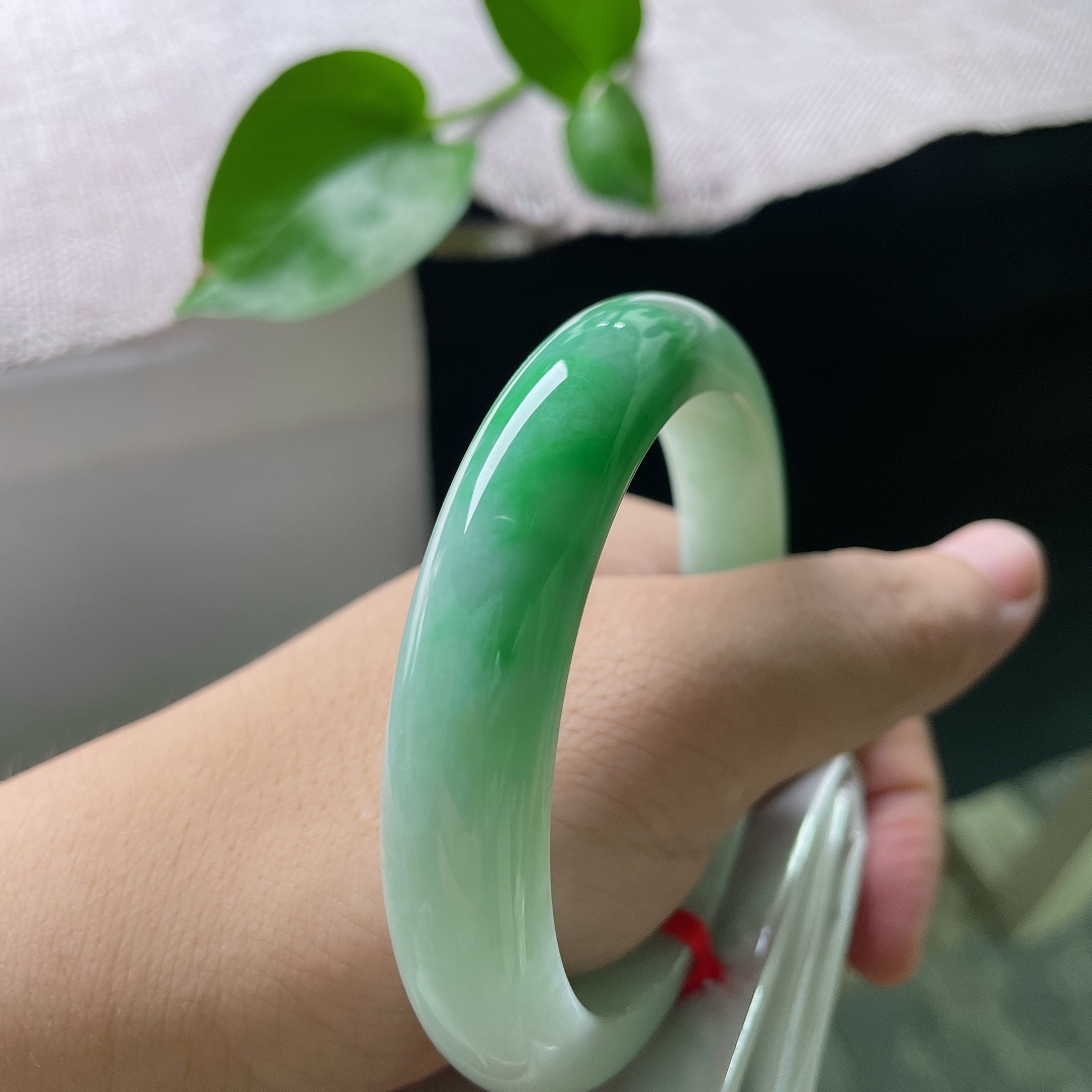 58/12.2/8.2，飘阳绿正圈，水润，种老，气质优雅，雍容贵气，皮纹，ss55077a