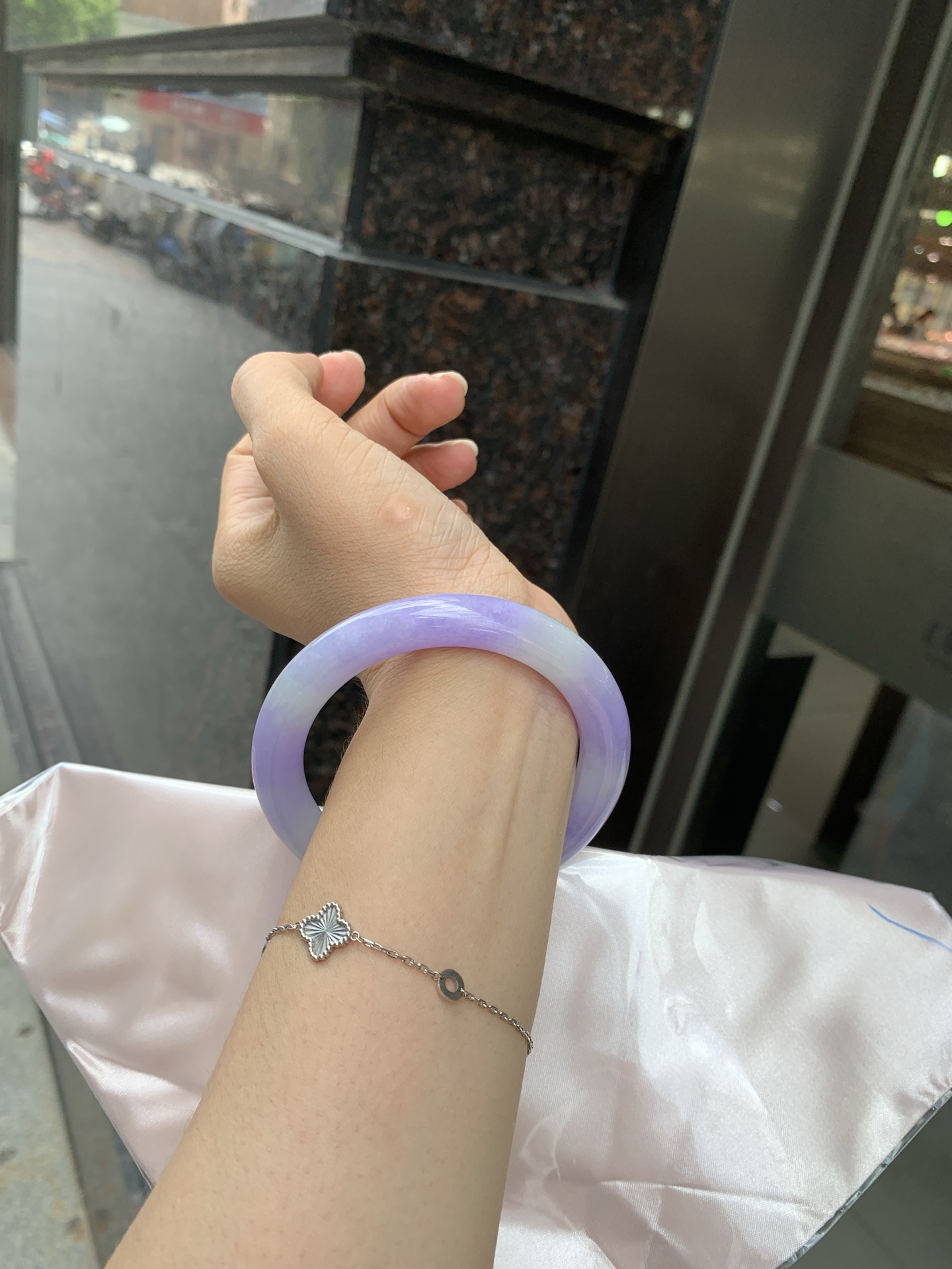浓紫春彩圆条 60-10.3-10.5 0620-N1032 打灯多处细纹，烟雨入春俏，彩祥出云端，几抹淡果绿色碰上浓妆艳抹妖紫，像是融化了春天，所有美好交织在一起，上手贵气显眼
