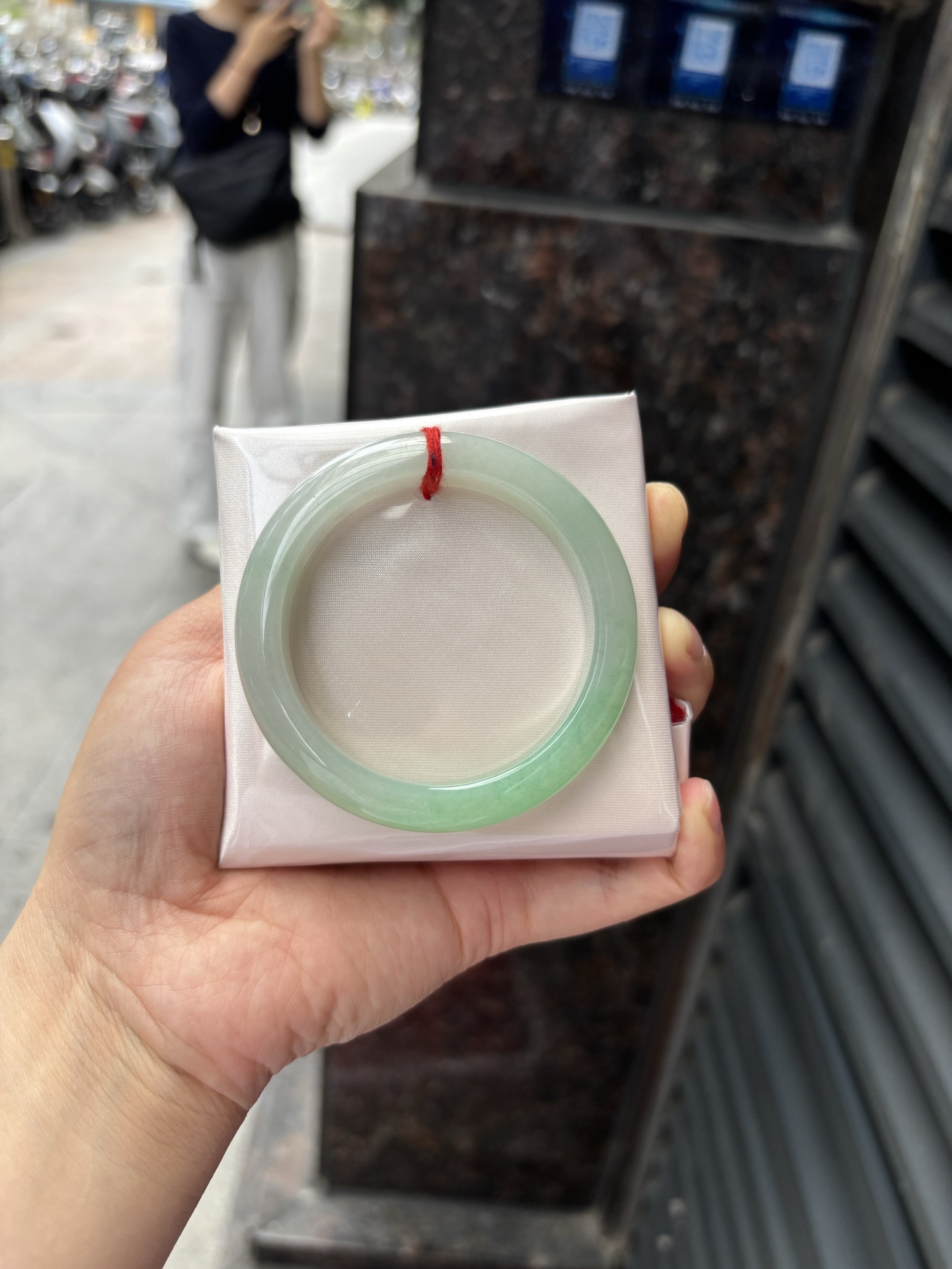飘绿正圈 51.2-11.1-8.1 0325-N305 打灯细纹，底妆水润细腻，通透的苹果绿底色像是被春雨洗过的嫩叶在，阳光下还会透出甜甜的蜜糖光泽，夏日清新感拉满