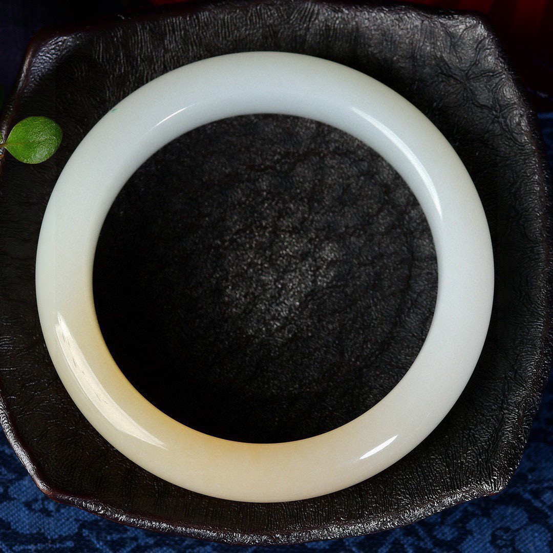 圈口：55-56 重量：62.2g 规格：14.0/8.6，新疆和田玉羊脂玉糖白手镯  每个女人都应该拥有一只属于自己的手镯 让他贴近您的心灵 触摸你的心跳 感知你的情意 经过你的手 必定会留下生命的烙印 有啦手镯的装点 女人便是一道迷人的风景 宁静 典雅 秀外慧中