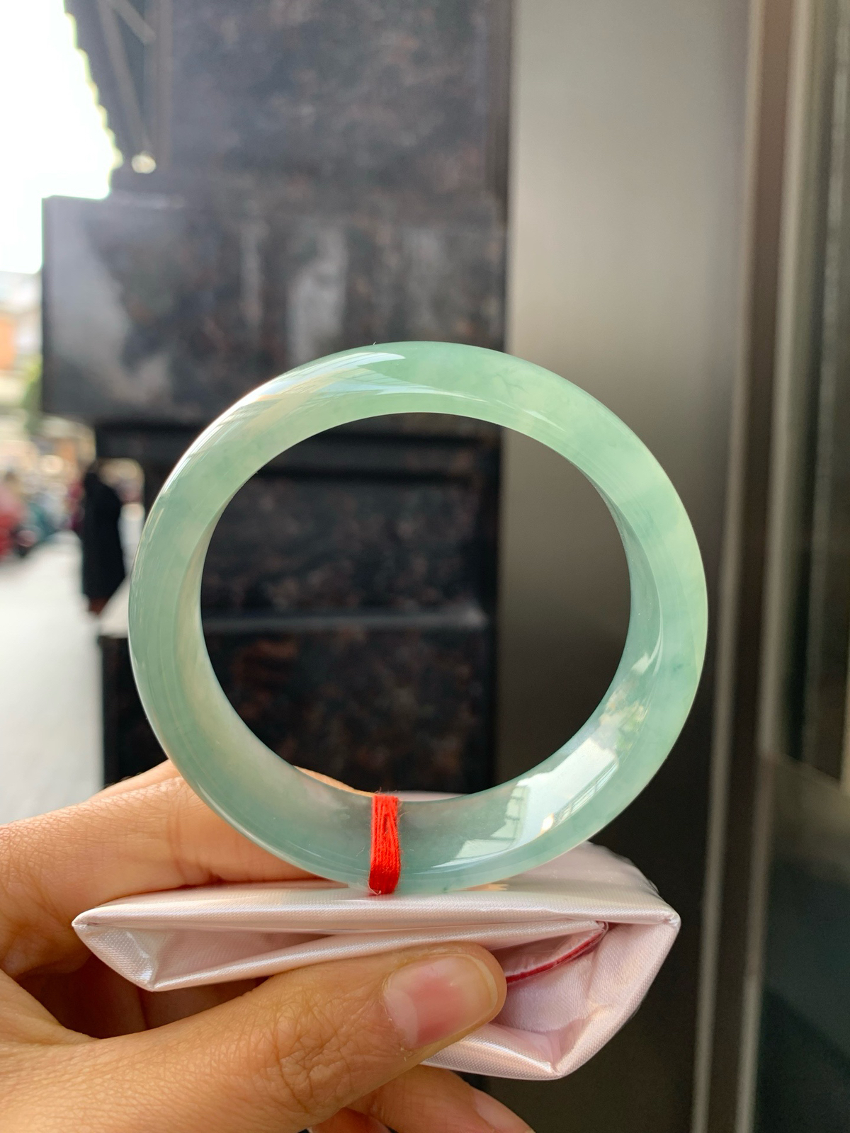 冰飘花正圈
57.2-16.3-7.5
底妆冰透细腻，满圈花色翩翩起舞，韵味悠长，上手端庄大气