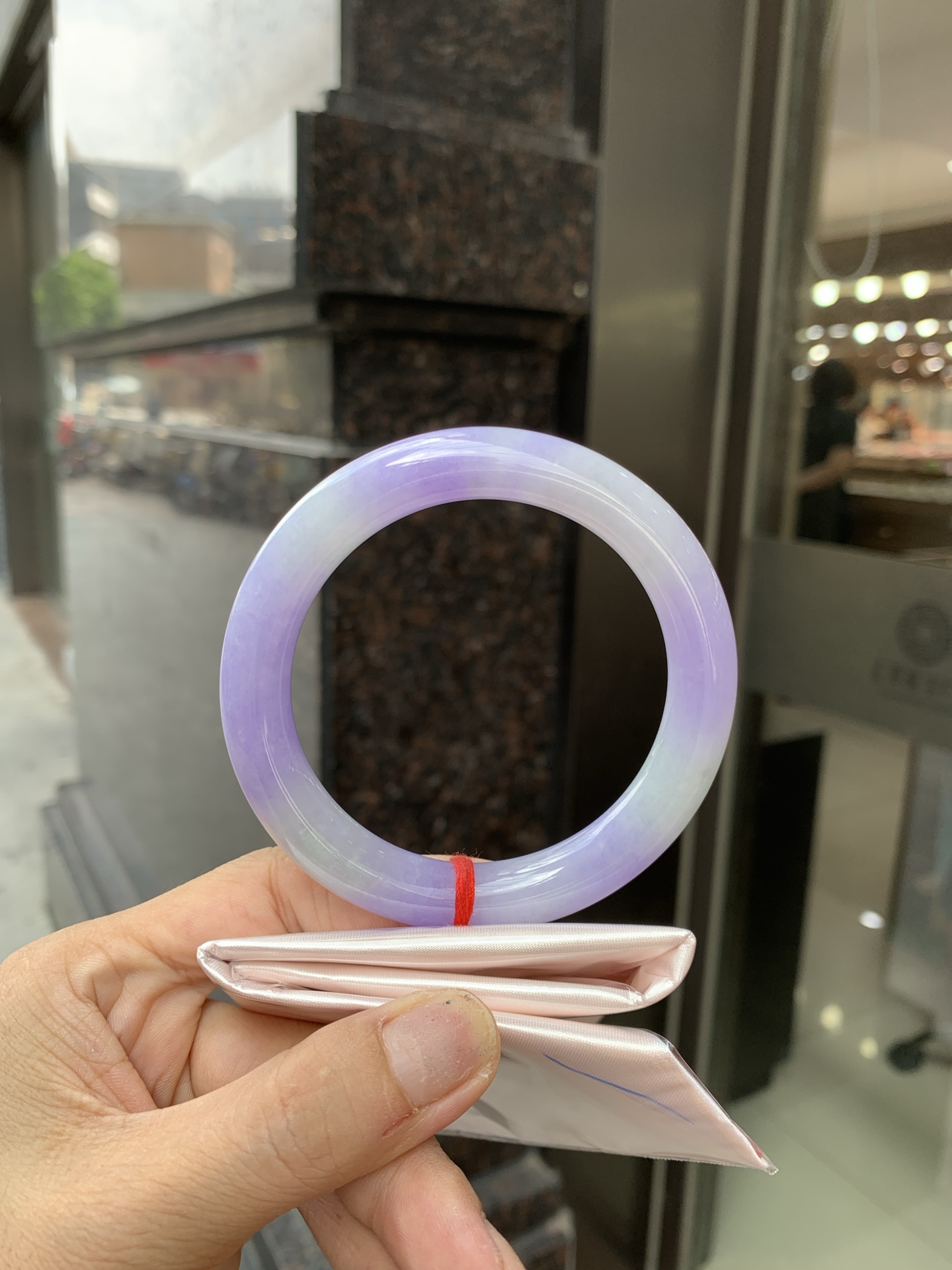 浓紫春彩圆条 60-10.3-10.5 0620-N1032 打灯多处细纹，烟雨入春俏，彩祥出云端，几抹淡果绿色碰上浓妆艳抹妖紫，像是融化了春天，所有美好交织在一起，上手贵气显眼