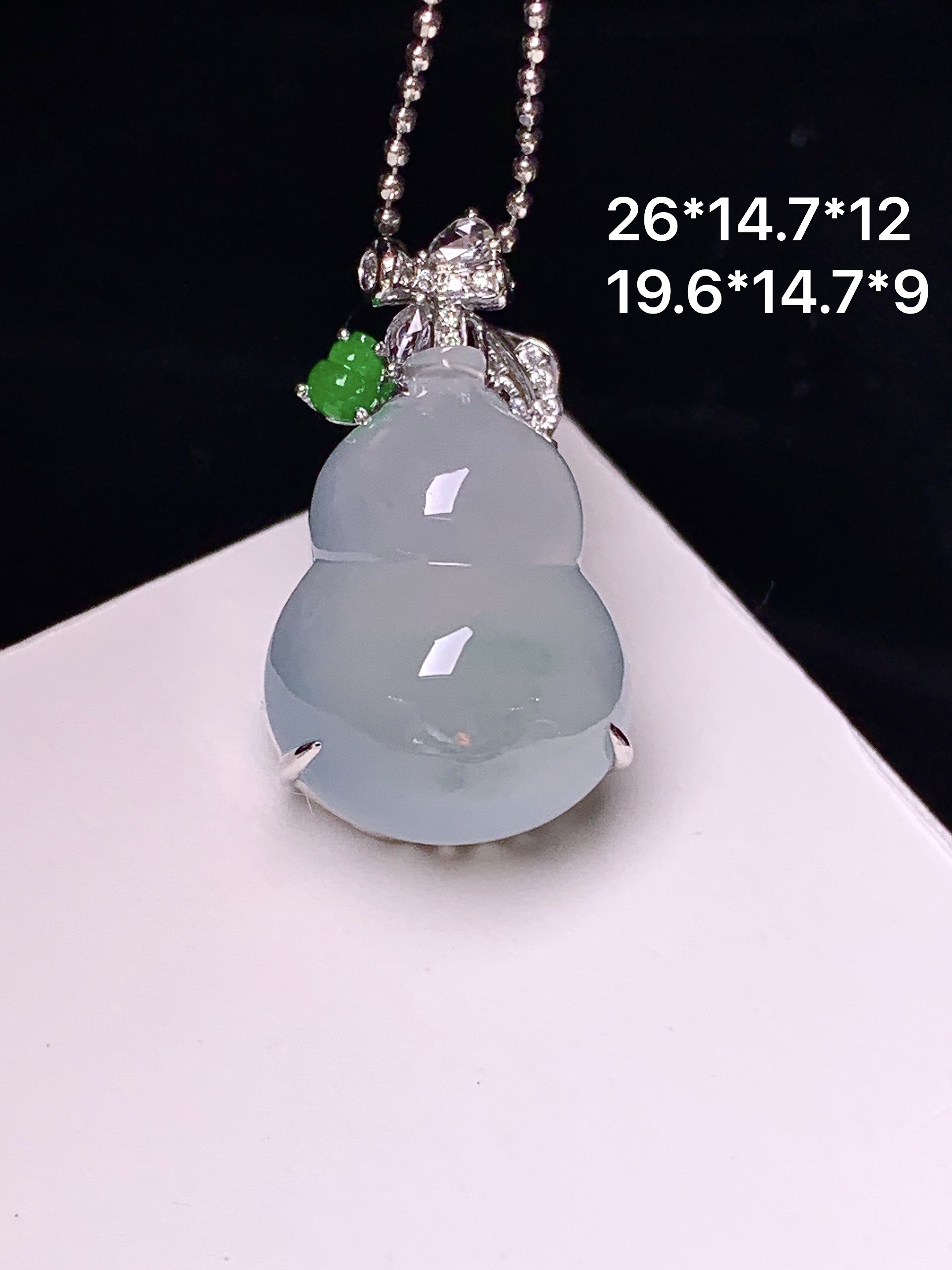 18k金钻镶嵌冰种葫芦吊坠 玉质细腻 色泽艳丽清新 整体尺寸26*14.7*12 f1