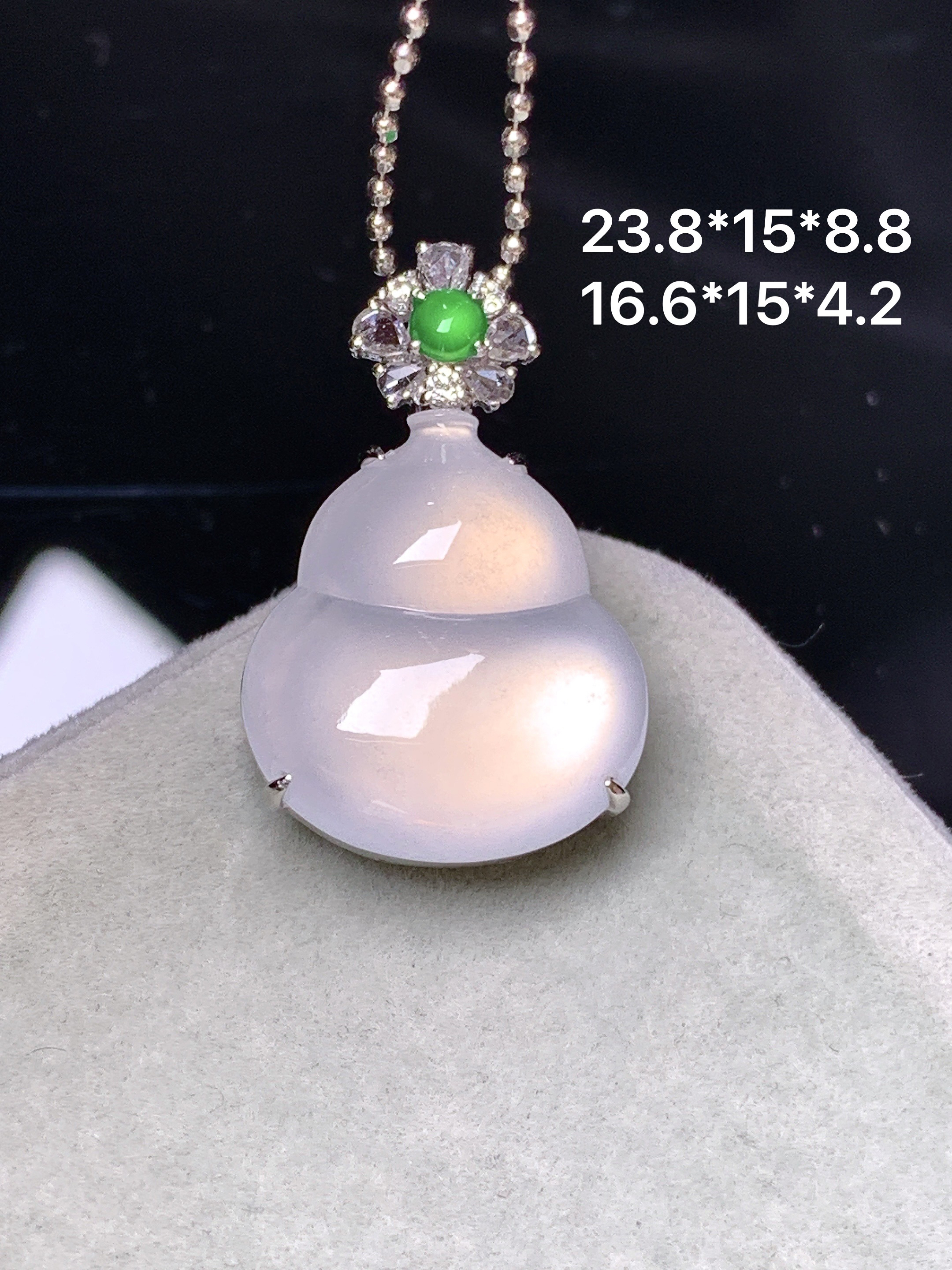 18k金钻镶嵌冰种葫芦吊坠 玉质细腻 色泽艳丽清新 整体尺寸23.8*15*8.8 x4