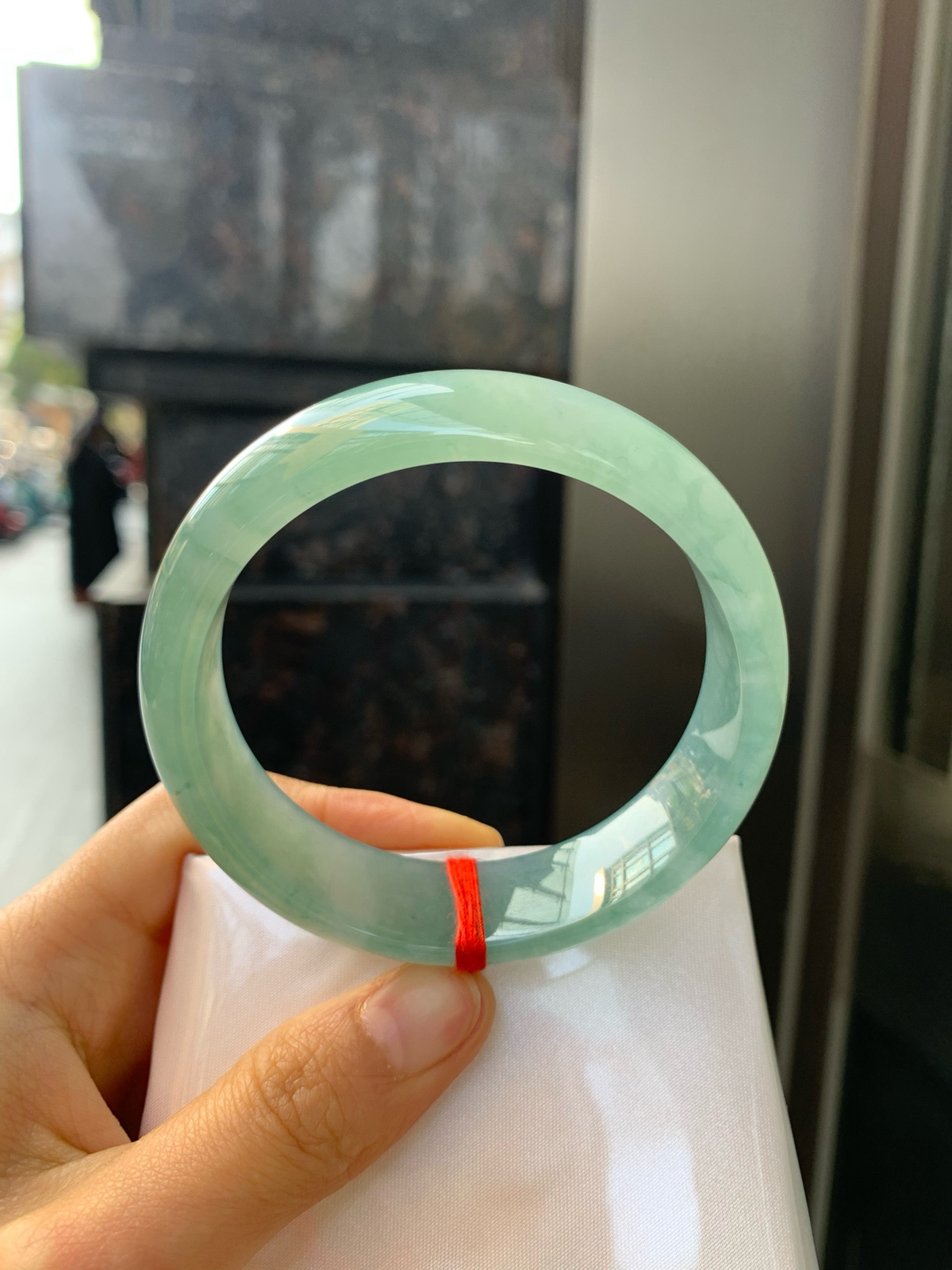 冰飘花正圈
57.2-16.3-7.5
底妆冰透细腻，满圈花色翩翩起舞，韵味悠长，上手端庄大气
