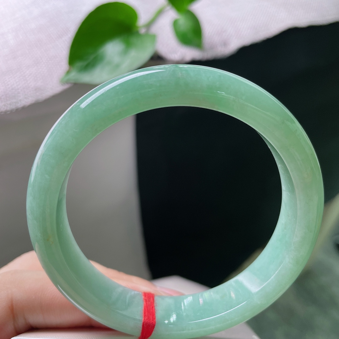 57.9/12.5/8.1，绿底正圈，色泽分布均匀，种老水足，显白减龄，无裂，ss53756a