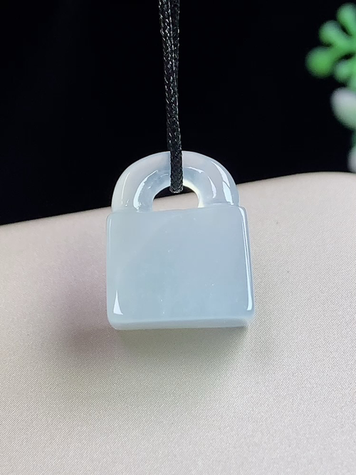 冰种玉锁，无裂，尺寸15.2-12.2-8.8mm，L20yyf