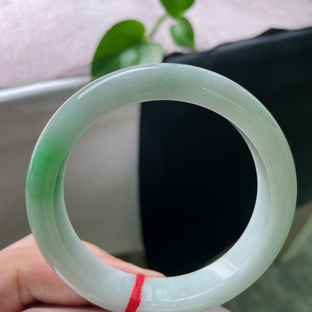 58.4/12.8/8.7飘绿正圈，水润细腻，种老，翠色欲滴，佩戴贵气，无裂，ss54889a