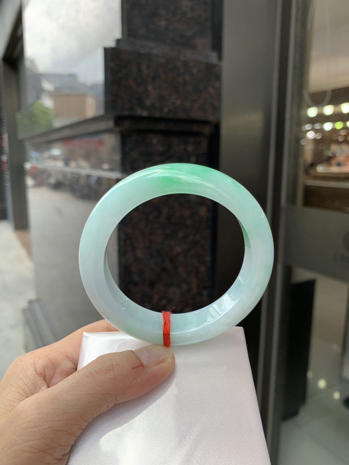 白底青宽版正圈 58.7-9.9-14.4 0620-N980 打灯棉线，底妆冰润，满圈阳绿花点缀，腕间风华，干净纯净的底色上，一抹翠色肆意流淌，宛如春日里的繁华盛景