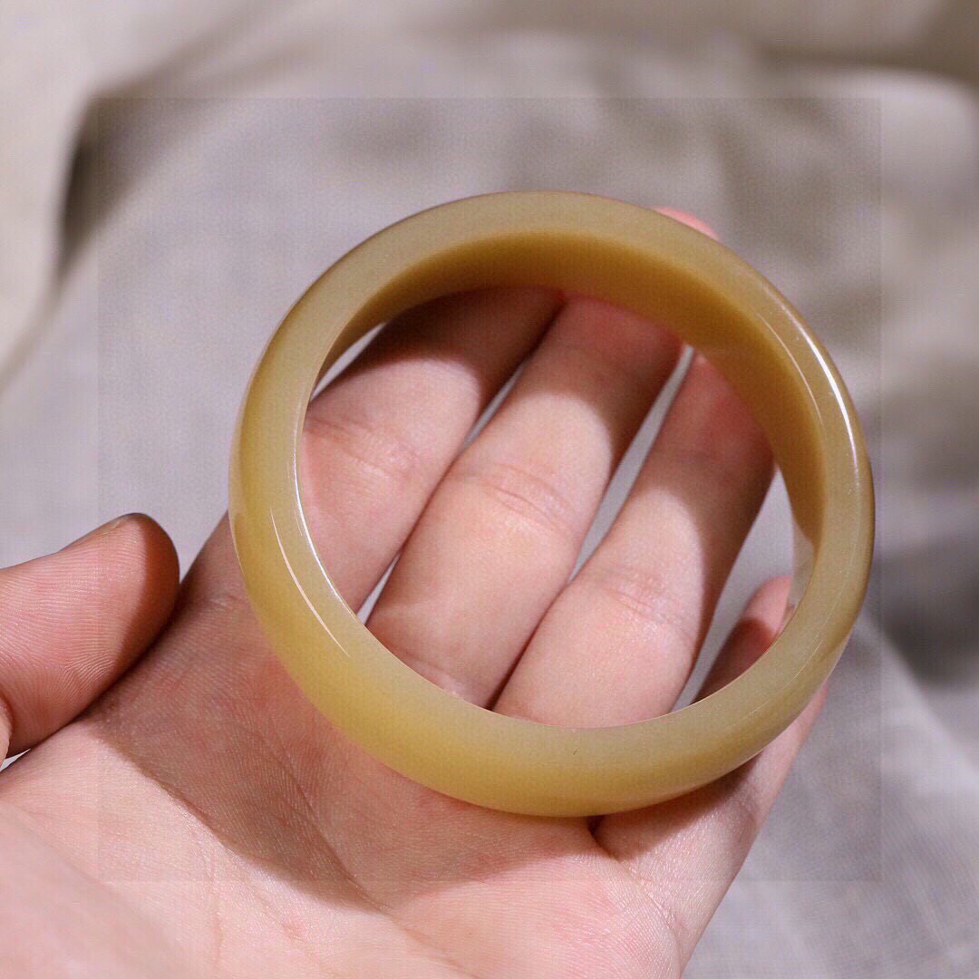 圈口： 61-62 l重量：74.61g 寸： 18.3/7.9，精品 和田玉且末糖手镯 小时候就听