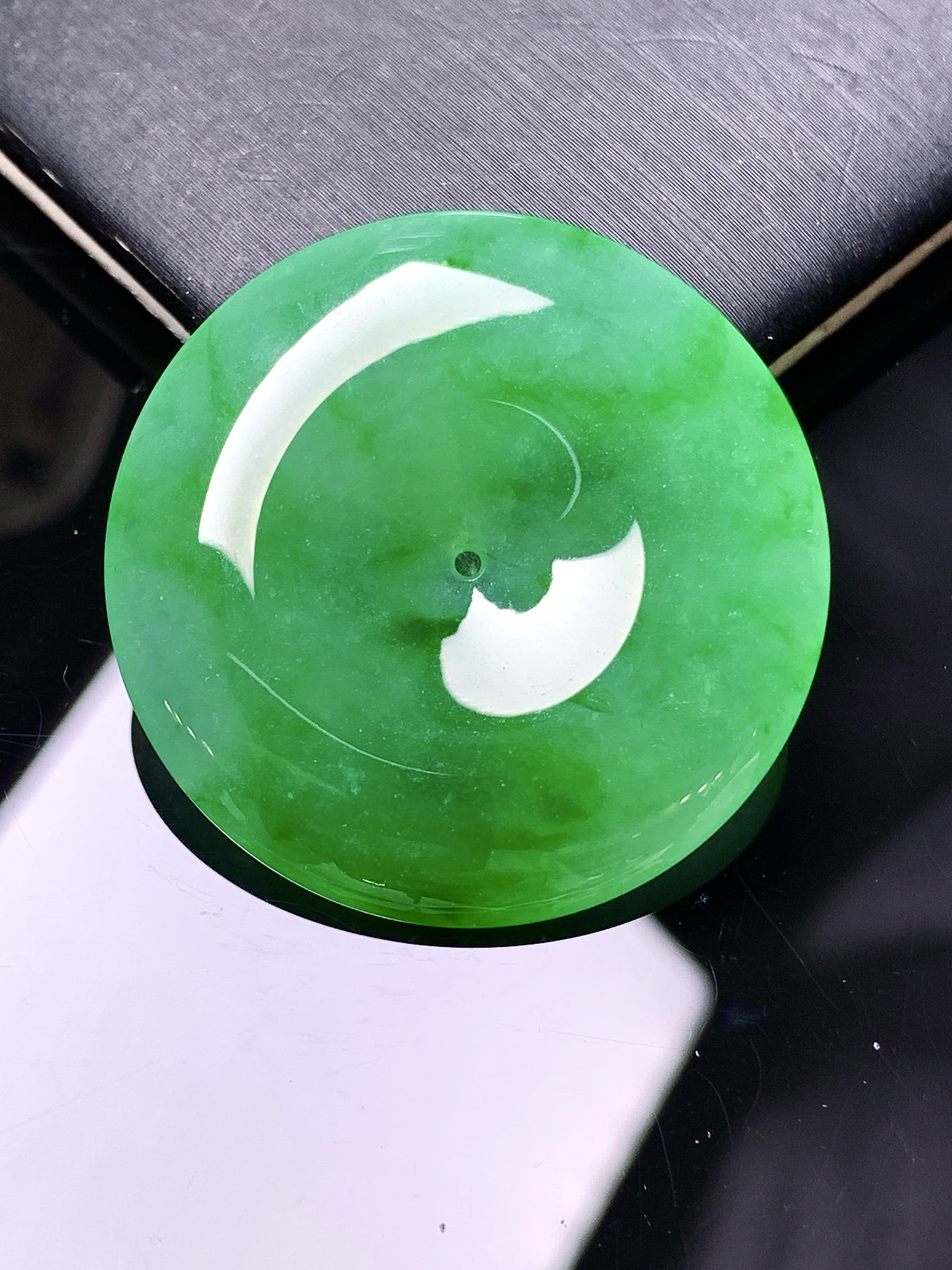 飘阳绿平安扣吊坠 玉质细腻 色泽艳丽清新 整体尺寸31.3*5.3 d3