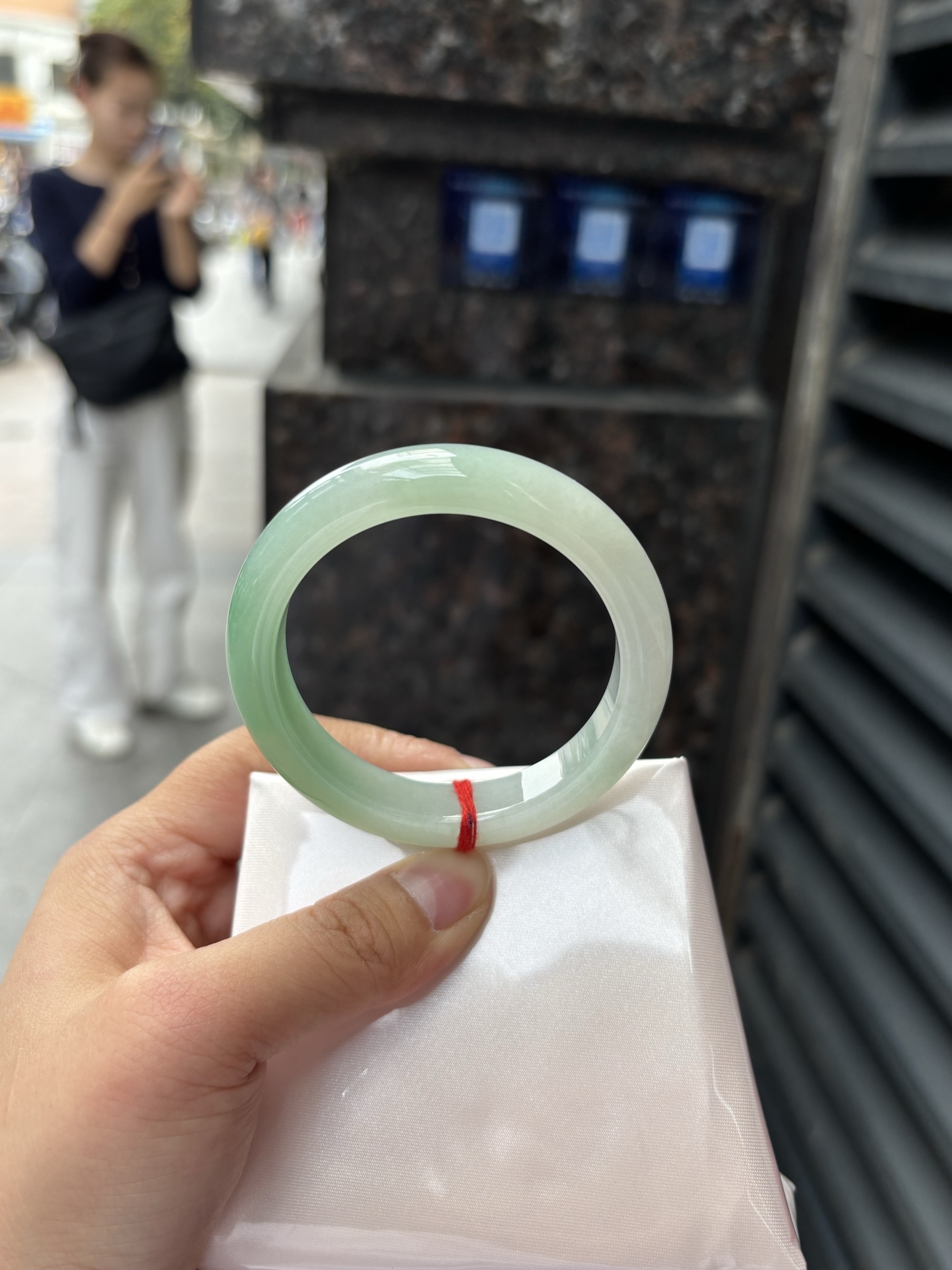 飘绿正圈 51.2-11.1-8.1 0325-N305 打灯细纹，底妆水润细腻，通透的苹果绿底色像是被春雨洗过的嫩叶在，阳光下还会透出甜甜的蜜糖光泽，夏日清新感拉满