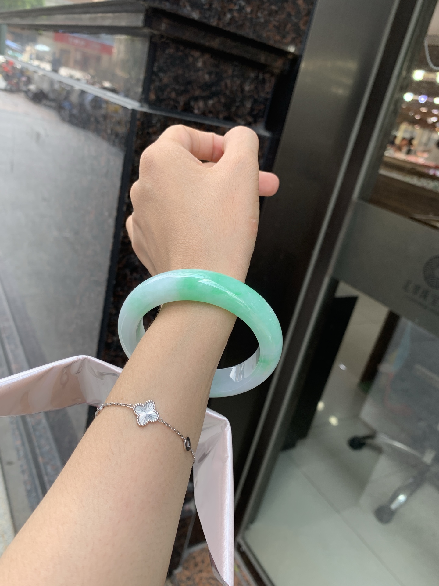 白底青宽版正圈 58.7-9.9-14.4 0620-N980 打灯棉线，底妆冰润，满圈阳绿花点缀，腕间风华，干净纯净的底色上，一抹翠色肆意流淌，宛如春日里的繁华盛景