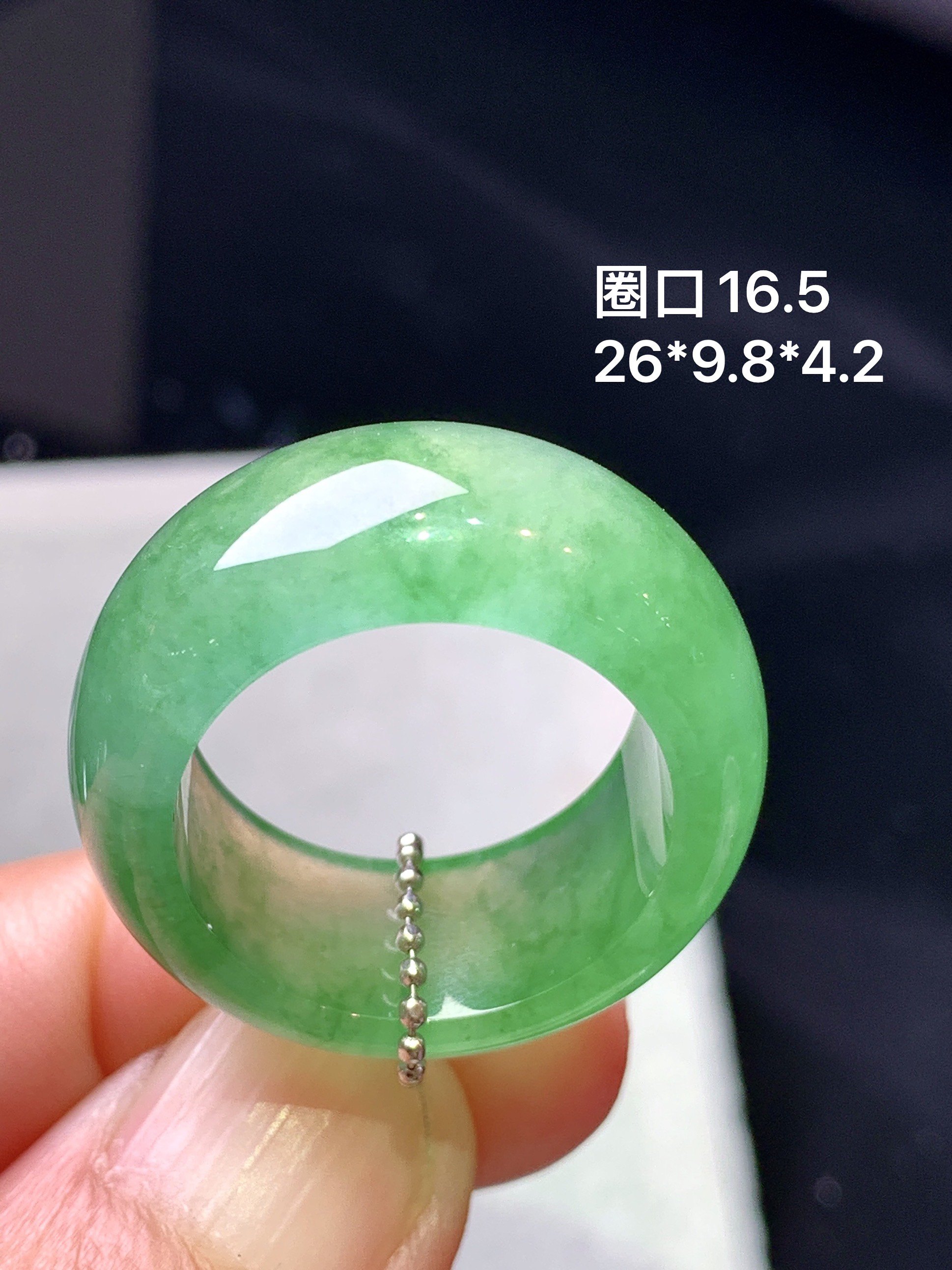 冰飘绿指环 玉质细腻 色泽艳丽清新 整体尺寸26*9.8*4.2 圈口16.5 c1