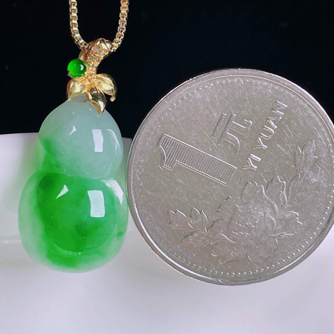 ️辣绿葫芦，老种起光，细底通透，尺寸：26.3裸石20/12.5/7.8mm0620