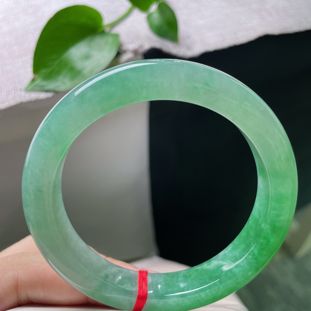 58.6/11.8/9.4，绿底正圈，晶莹玉润，种老，是春雪消融时，从山巅滴落的第一抹绿意。无裂，ss53108a