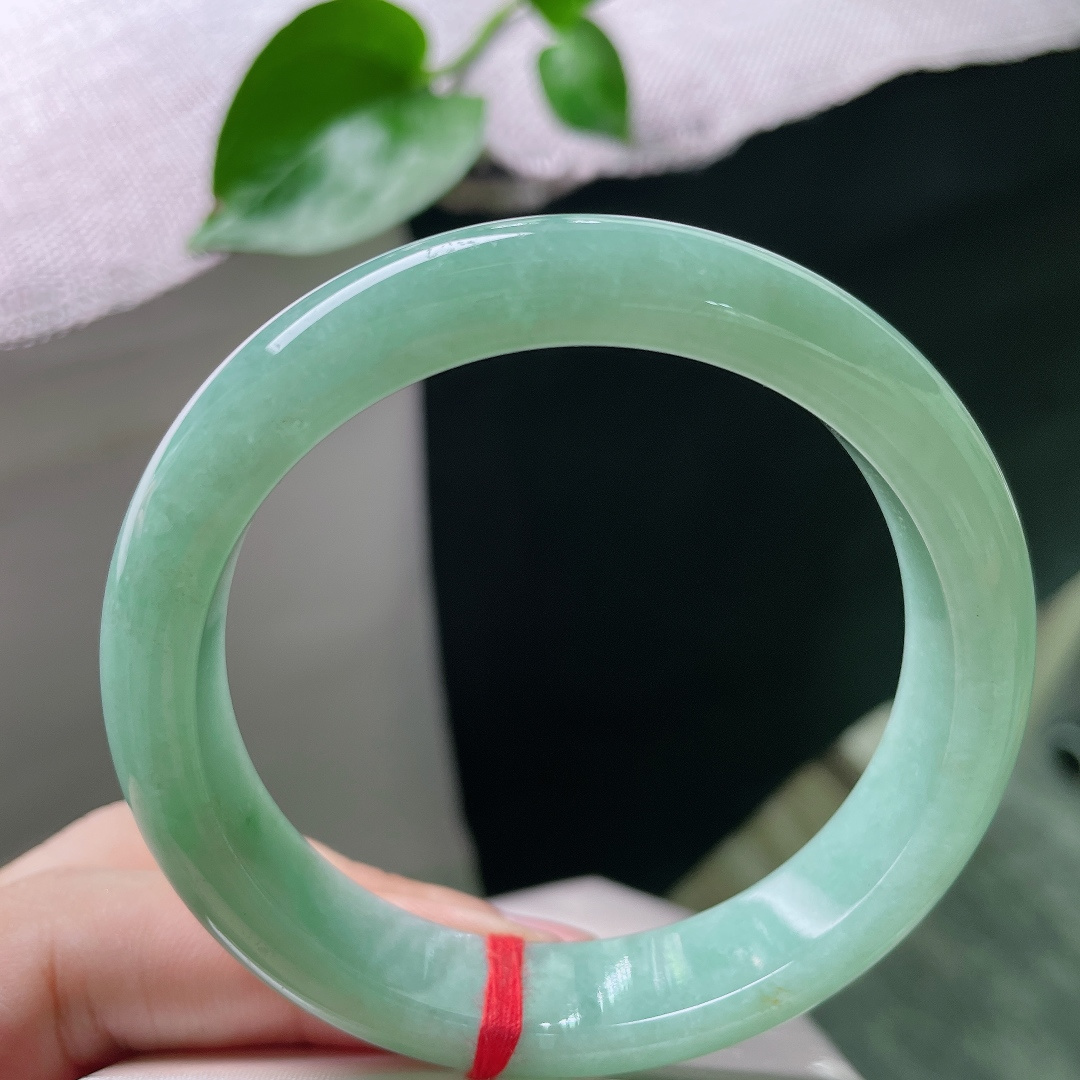 57.9/12.5/8.1，绿底正圈，色泽分布均匀，种老水足，显白减龄，无裂，ss53756a