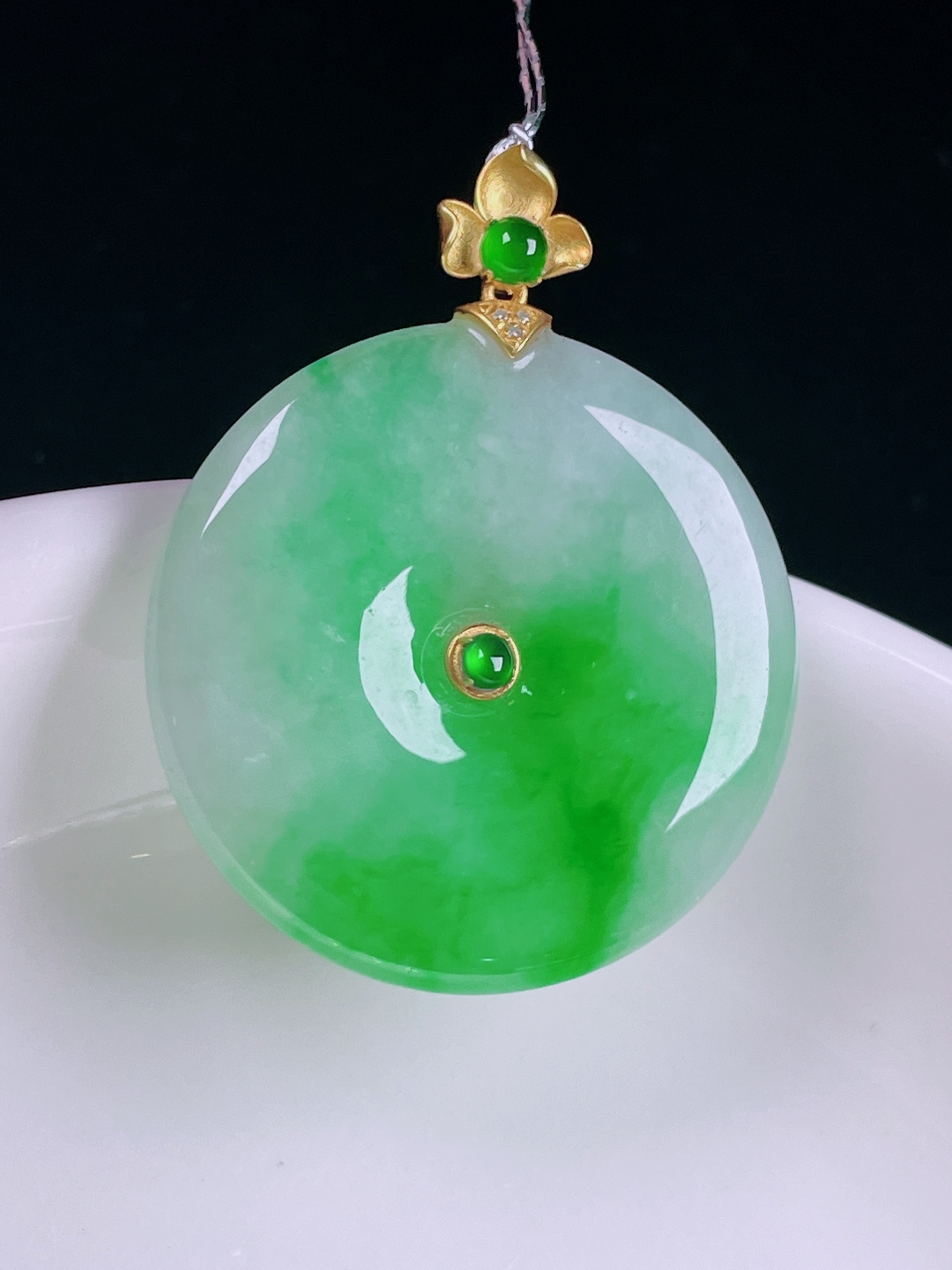 ️辣绿平安扣，老种起光，细底通透，尺寸：32.4裸石25.4/4.5mm0620