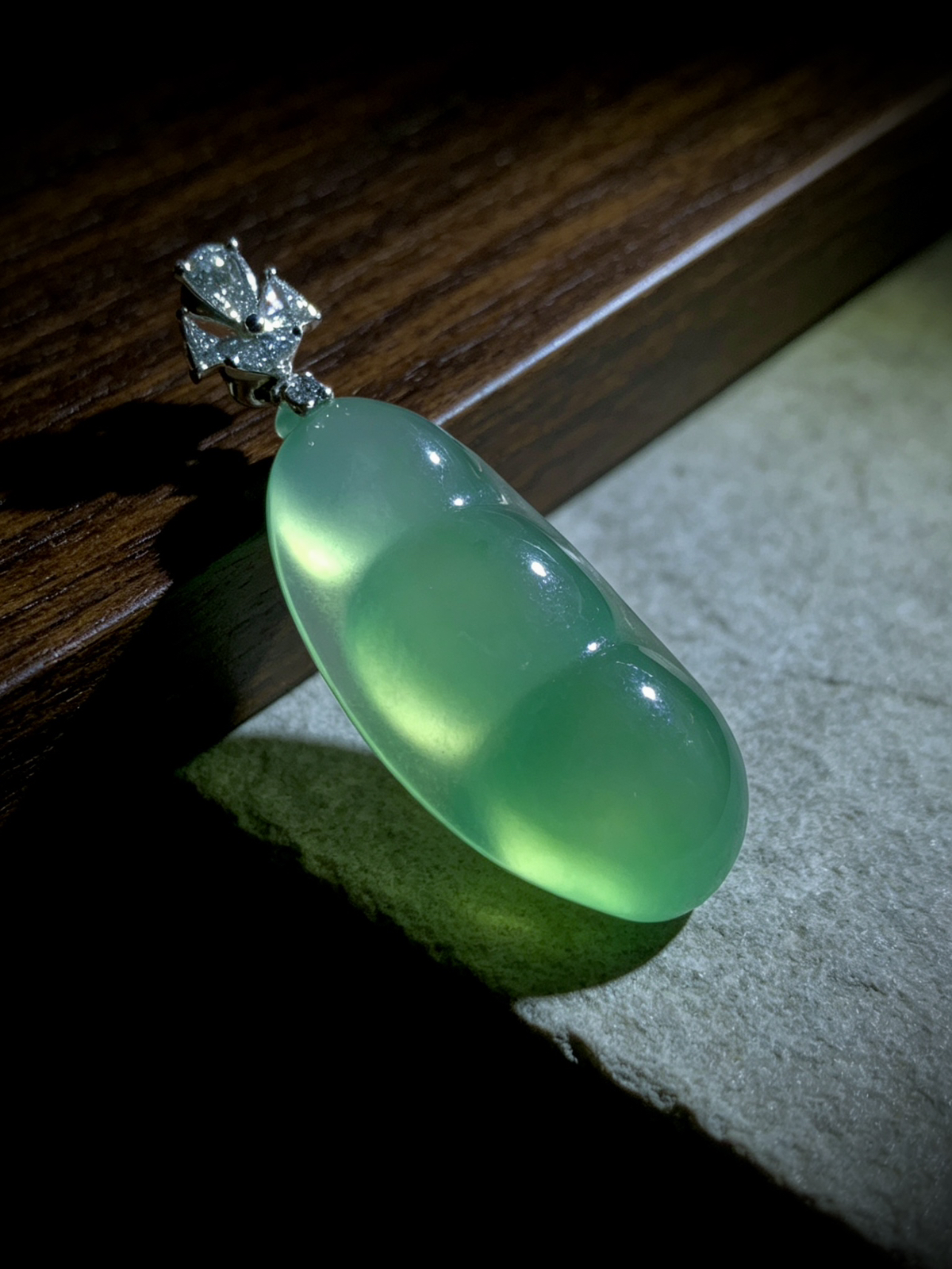 天空蓝底色四季平安豆子，
38.8-裸石约30.2-15-7.8mm，6.3g，
18K金，南非钻，