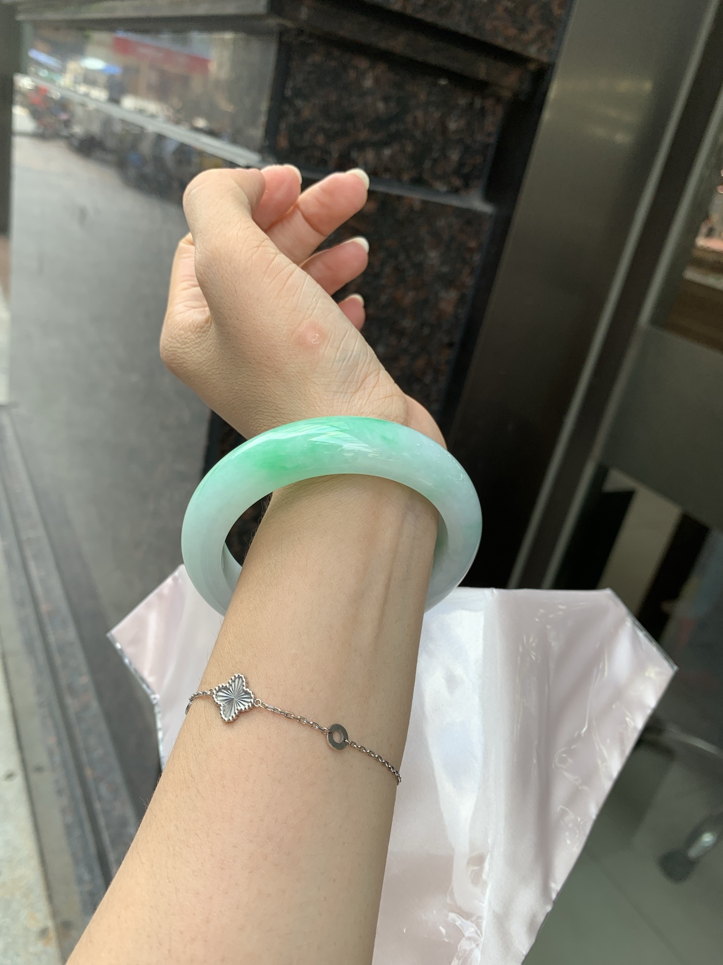 白底青宽版正圈 58.7-9.9-14.4 0620-N980 打灯棉线，底妆冰润，满圈阳绿花点缀，腕间风华，干净纯净的底色上，一抹翠色肆意流淌，宛如春日里的繁华盛景