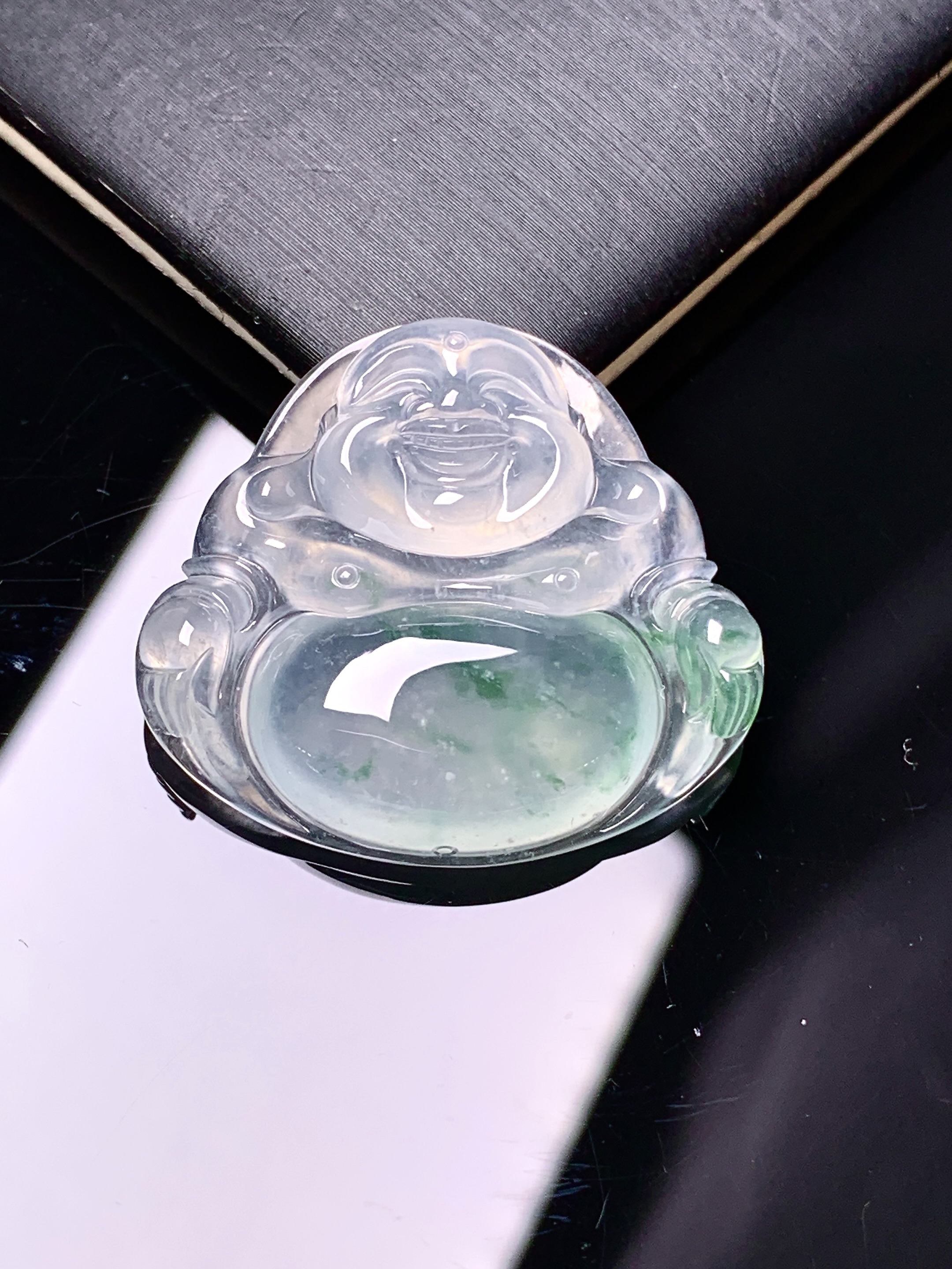 冰种飘绿佛公吊坠 玉质细腻 色泽艳丽清新 整体尺寸26*29.5*6 c1