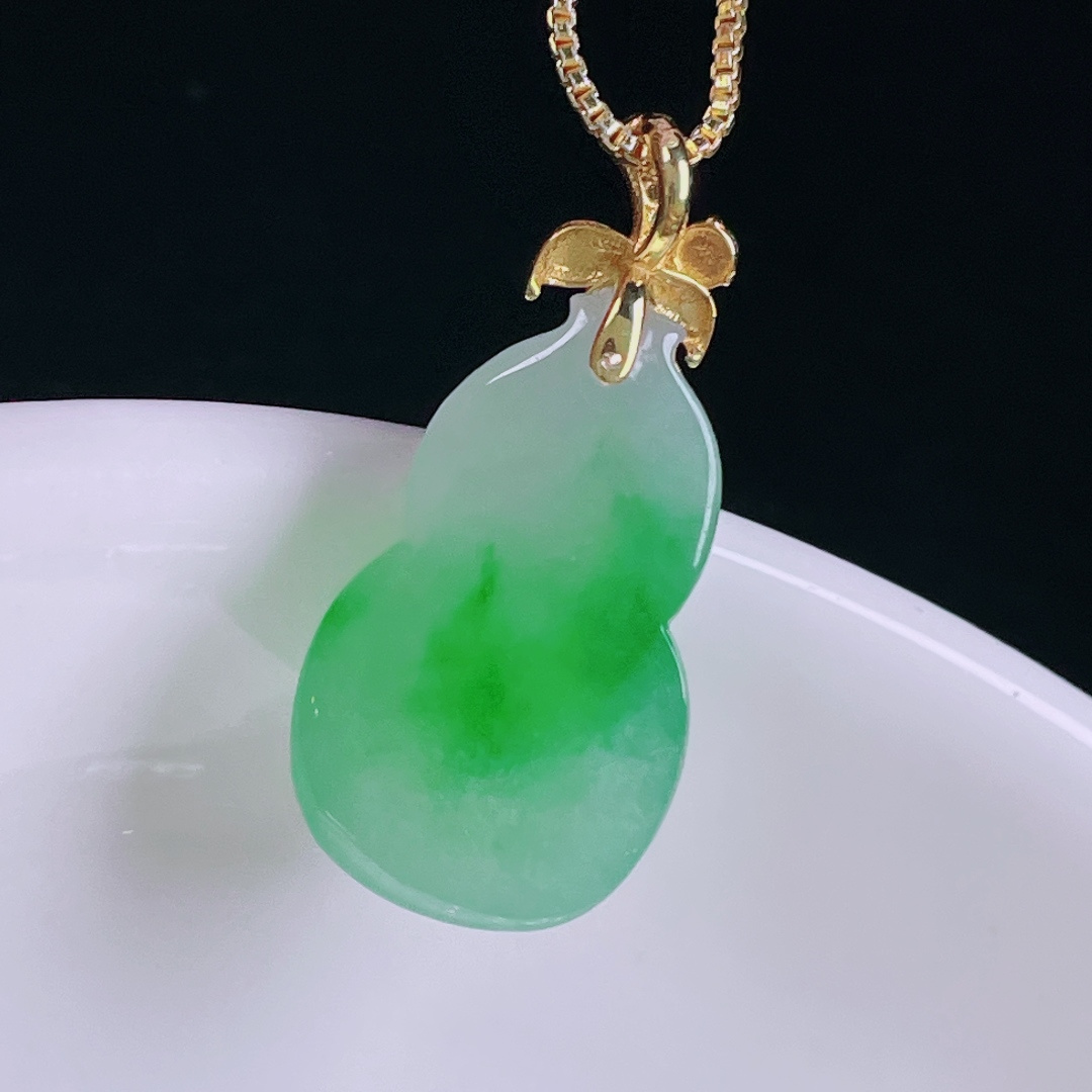 ️辣绿葫芦，老种起光，细底通透，尺寸：26.3裸石20/12.5/7.8mm0620