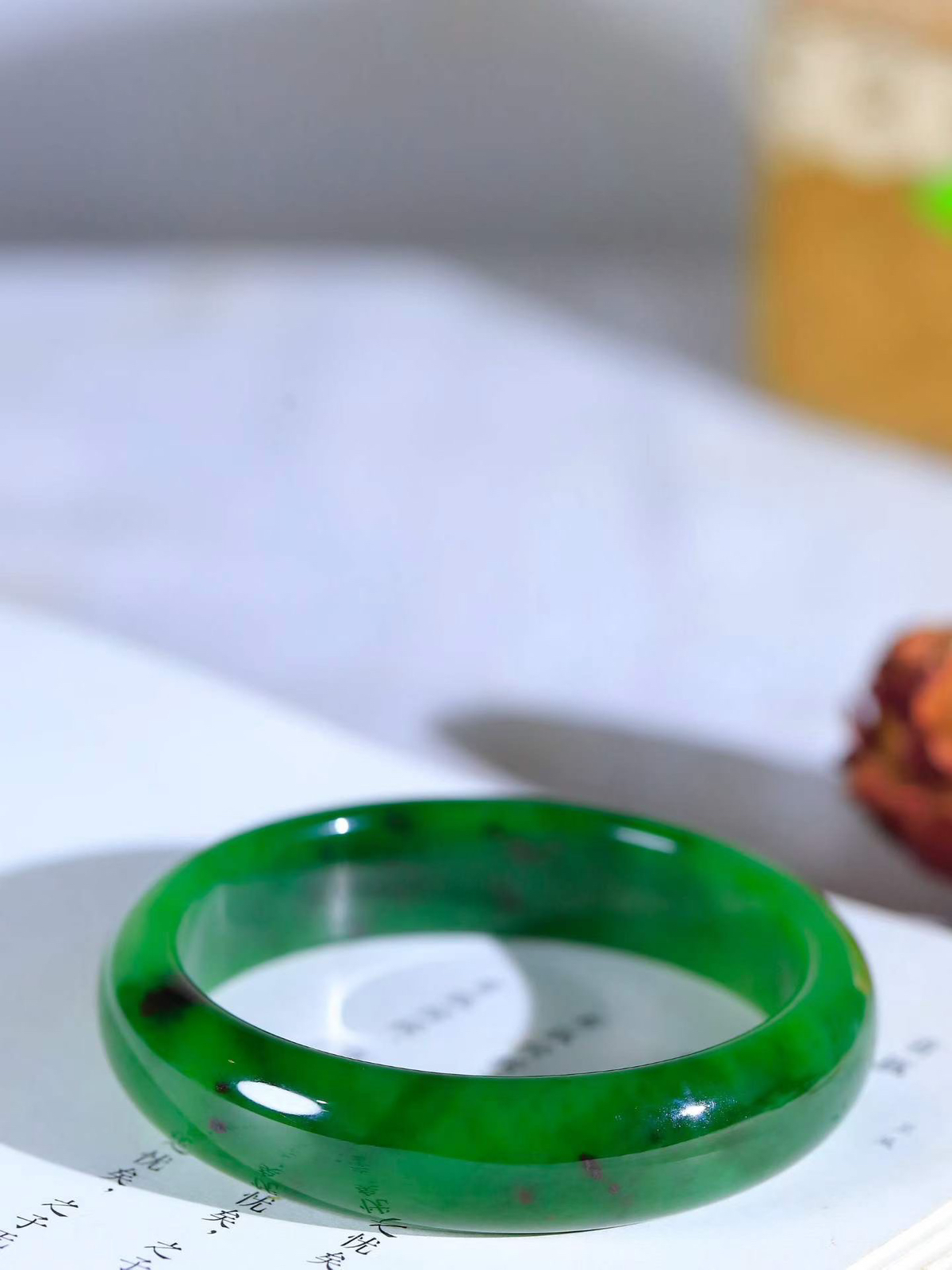 【碧色荡漾·手镯】

精品️和田玉碧玉手镯，玉质细腻温润，手感舒适，️线条流畅，简约大气，美自天成，佩戴于腕间，婉约之美，举手投足间透出那份低调奢华，醉人心扉。重73.克 内径圈口58mm尺寸18-8mm FDL-77601532