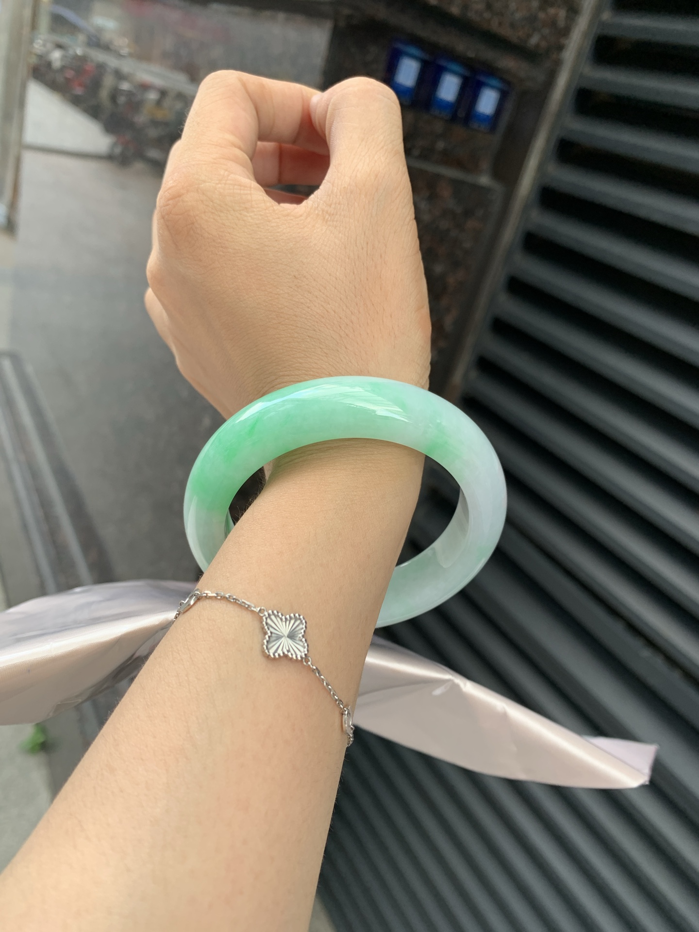 白底青宽版正圈 58.7-9.9-14.4 0620-N980 打灯棉线，底妆冰润，满圈阳绿花点缀，腕间风华，干净纯净的底色上，一抹翠色肆意流淌，宛如春日里的繁华盛景