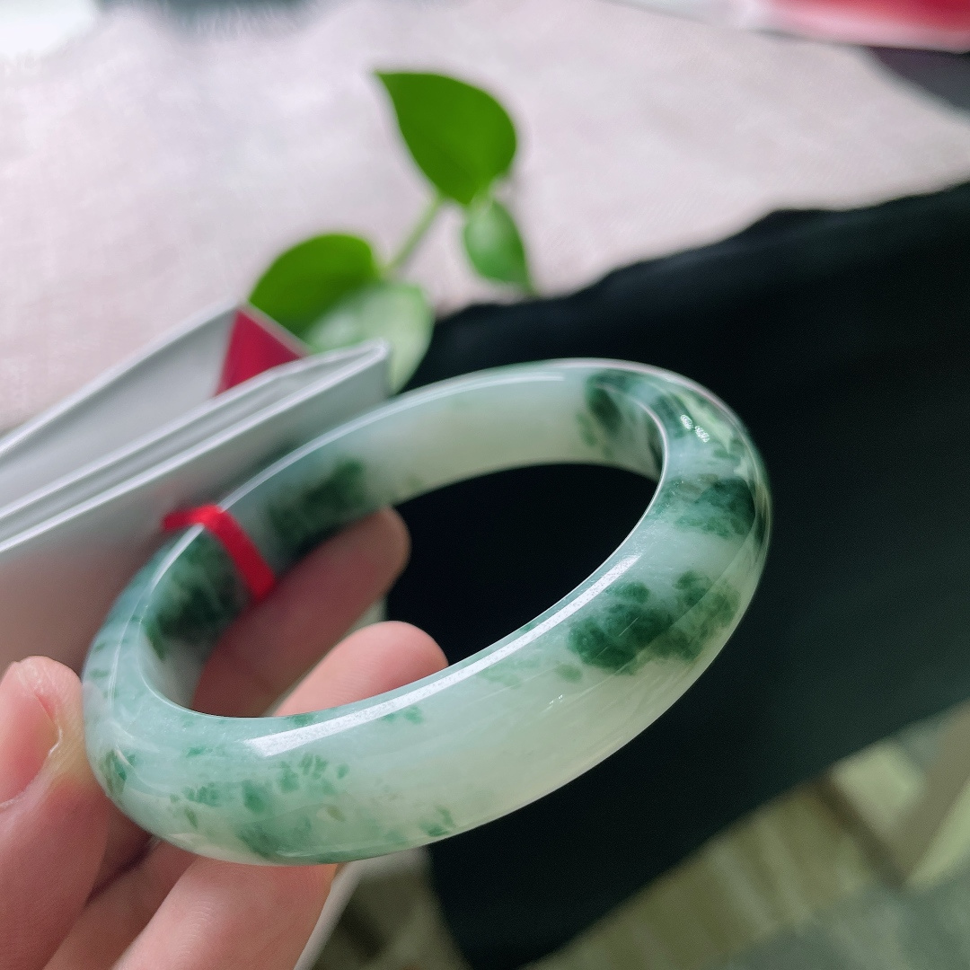 54.1/11.9/8.3飘花正圈，水润，种老，镯心起涟漪，花影落人间。有纹，ss51327a