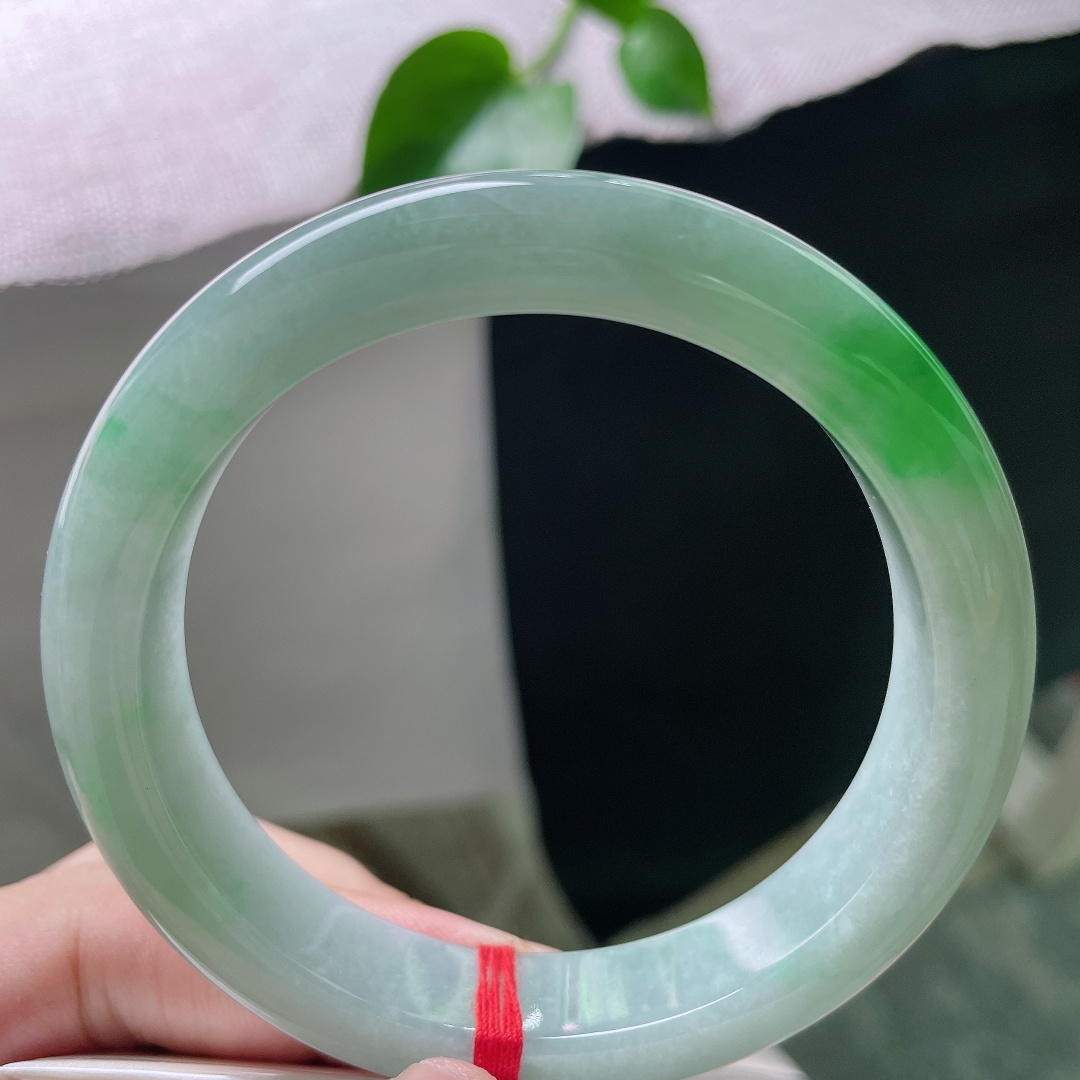 58.8/12.2/9，飘阳绿正圈，厚装饱满，翠色欲滴，种老，水润，一点皮纹。ss52559a