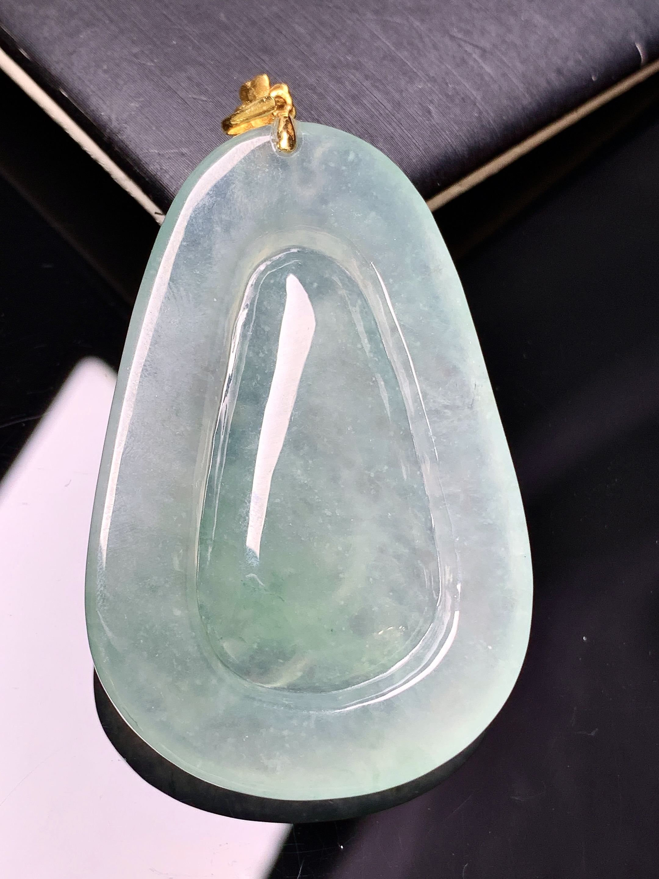 18k金镶嵌冰种莲花牌吊坠 玉质细腻 色泽艳丽清新 整体尺寸56.2*32*6.2 c1