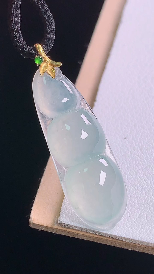 ️18K冰种四季豆吊坠，无裂，尺寸:36.8-32.0-11.3-5.6mm 16