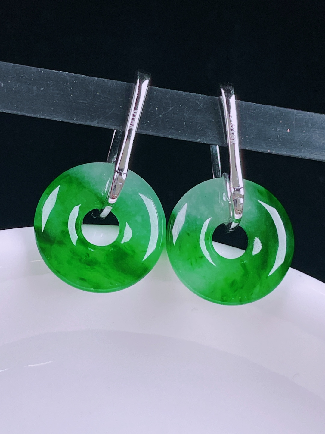 ️辣绿耳坠，老种起光，细底通透，尺寸：裸石14/2.8mm0620