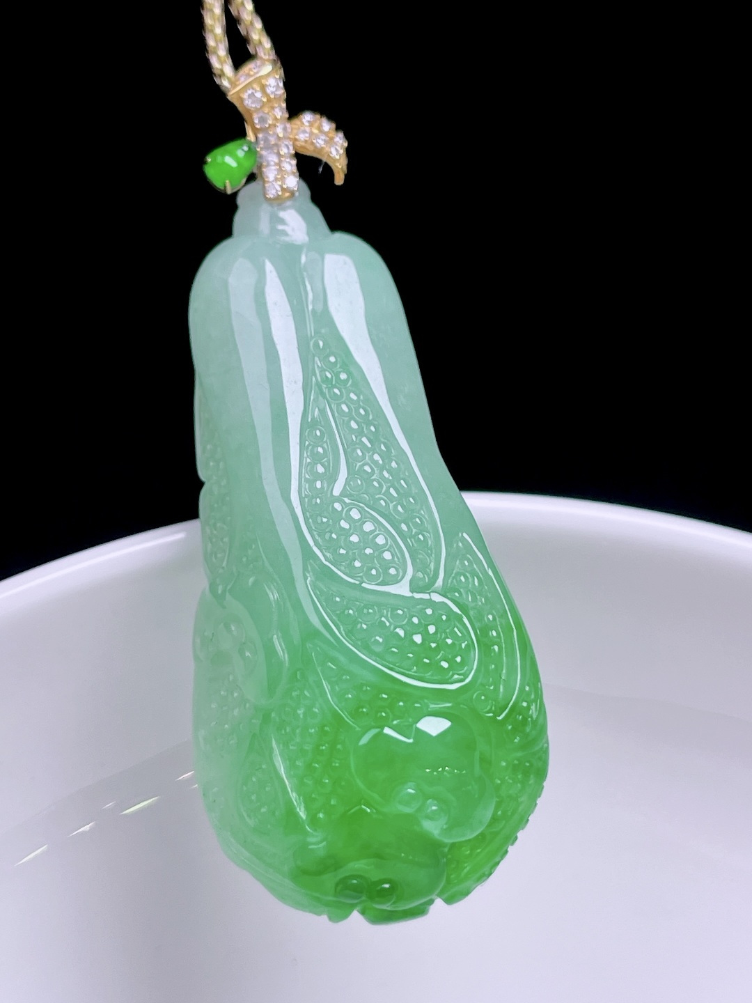 冰飘绿花百财 花色灵动，种老水润，18k金镶嵌 整体：45.8 裸石：39.4/18.3/12