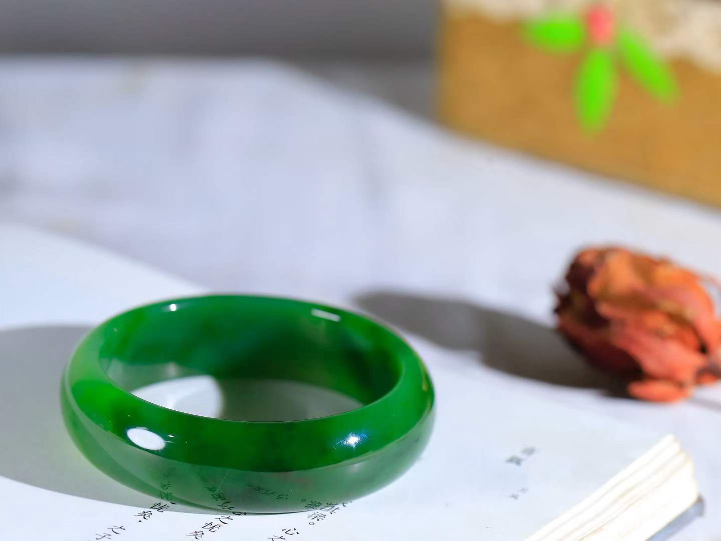【碧色荡漾·手镯】

精品️和田玉碧玉手镯，玉质细腻温润，手感舒适，️线条流畅，简约大气，美