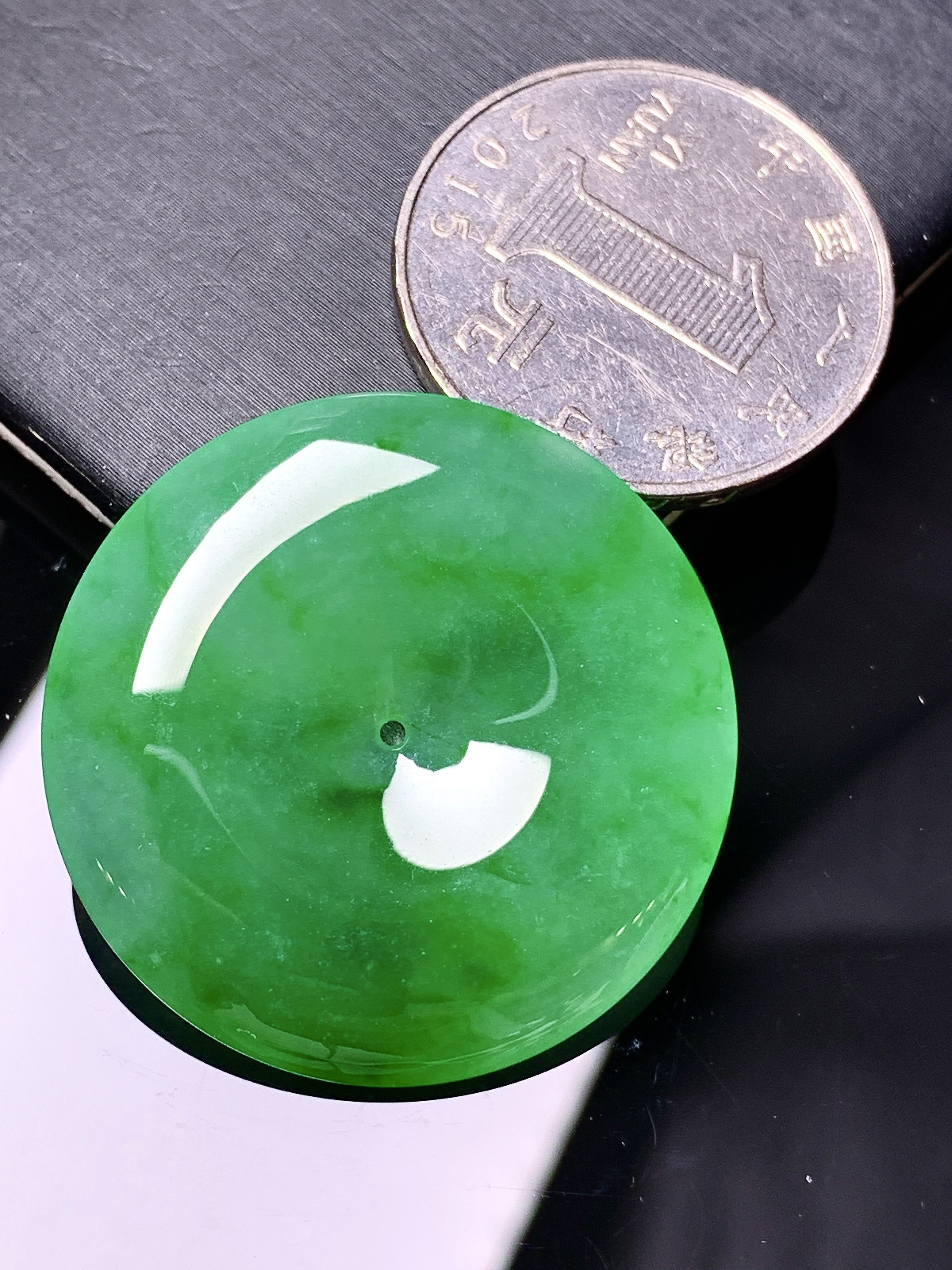 飘阳绿平安扣吊坠 玉质细腻 色泽艳丽清新 整体尺寸31.3*5.3 d3