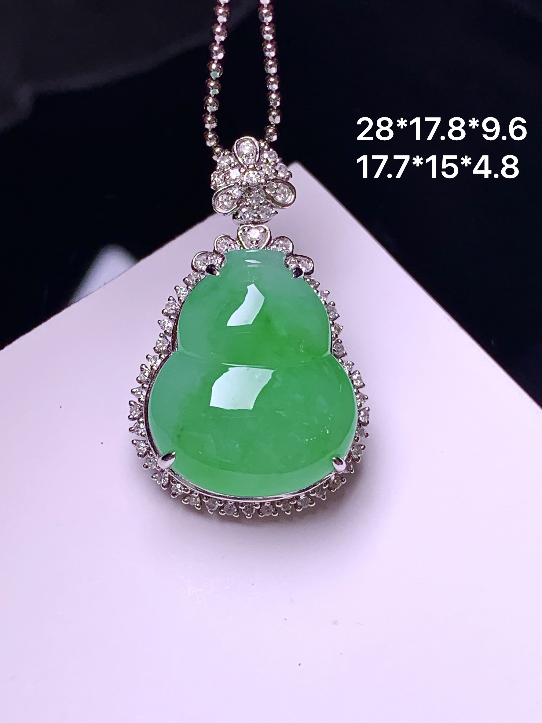 18k金钻镶嵌阳绿葫芦吊坠 玉质细腻 色泽艳丽清新 整体尺寸28*17.8*9.6 j6