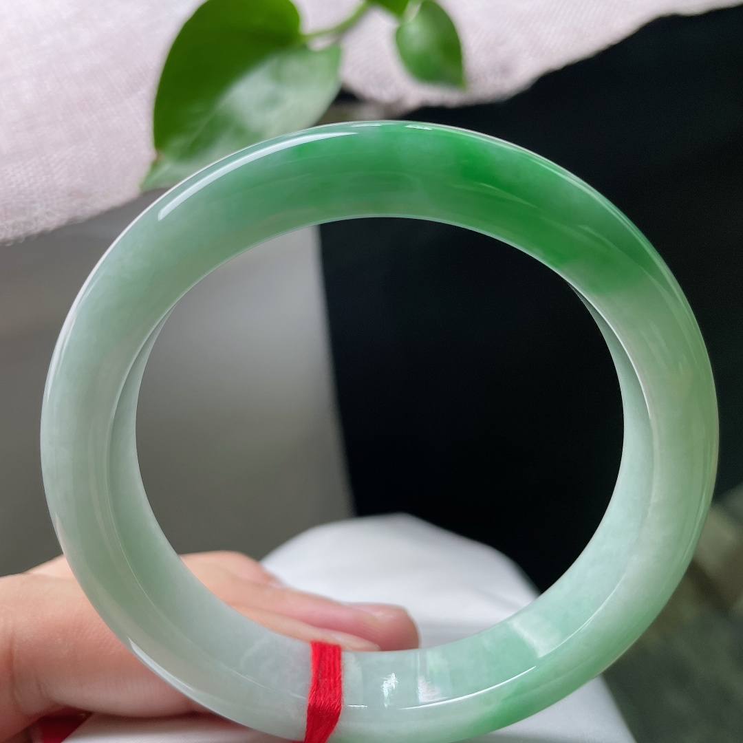 58/12.2/8.2，飘阳绿正圈，水润，种老，气质优雅，雍容贵气，皮纹，ss55077a
