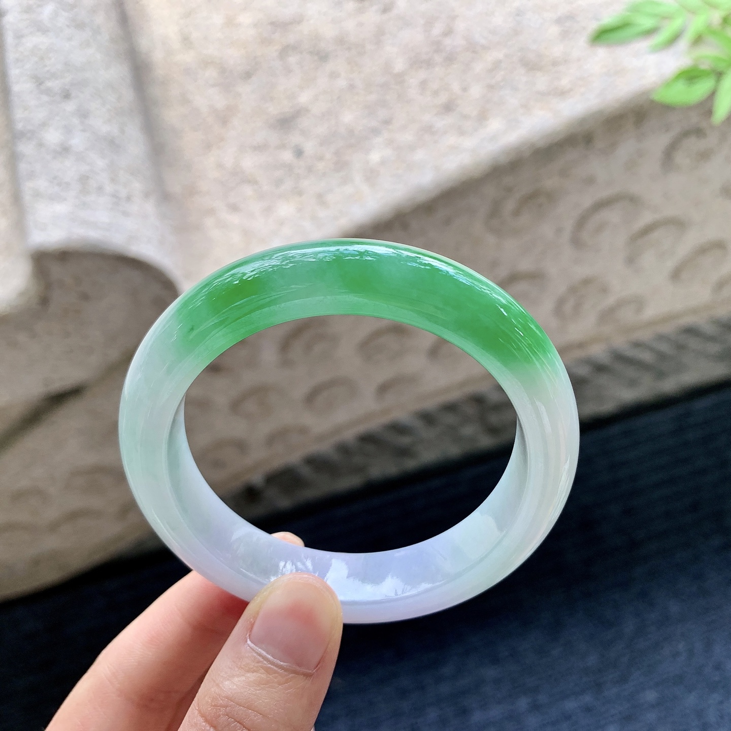 正圈 圈口53.7/12/8.8 编码J7062012 描述冰糯春彩，辣绿，水润，种老，细腻，有纹线