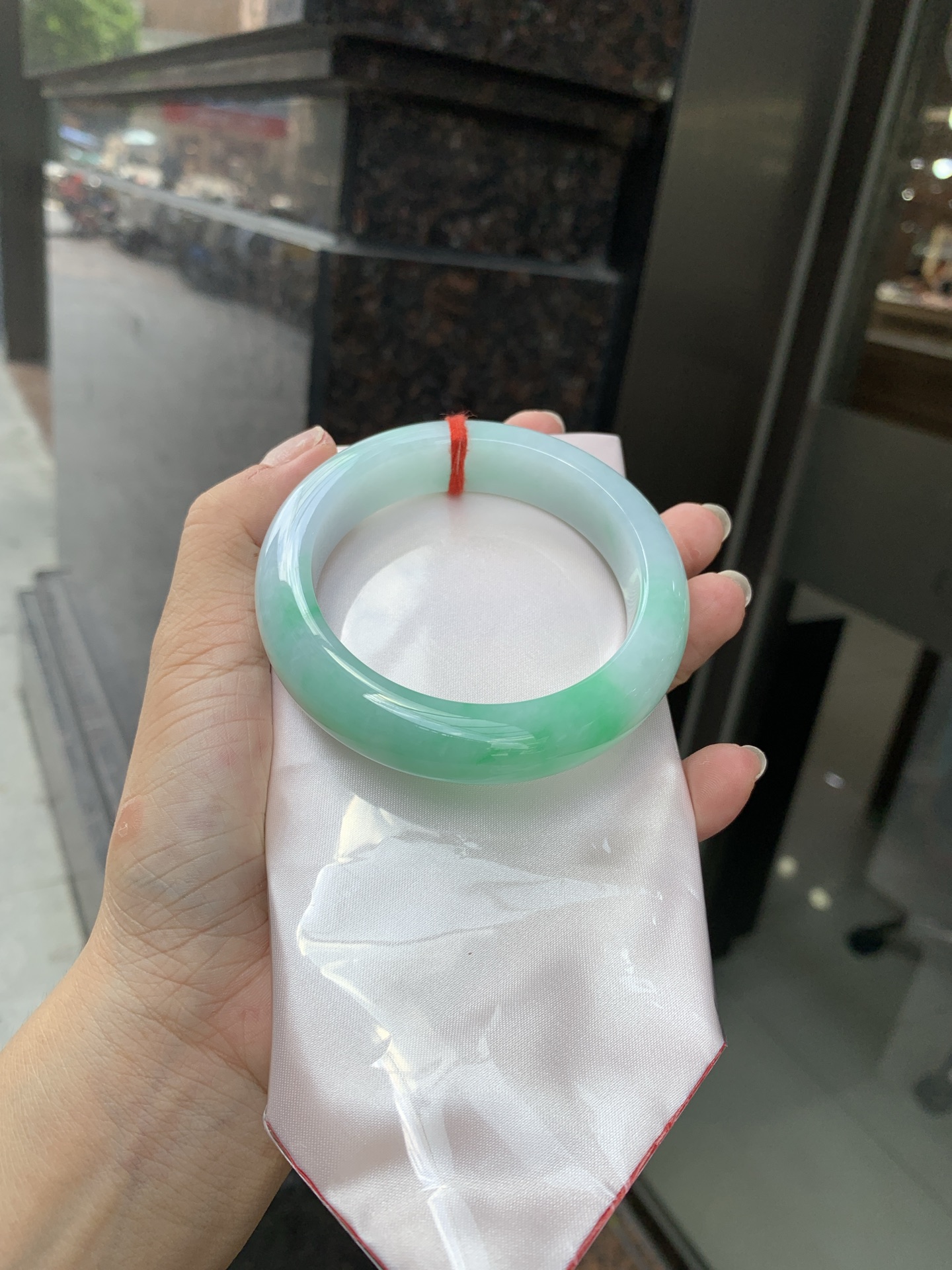 白底青宽版正圈 58.7-9.9-14.4 0620-N980 打灯棉线，底妆冰润，满圈阳绿花点缀，腕间风华，干净纯净的底色上，一抹翠色肆意流淌，宛如春日里的繁华盛景