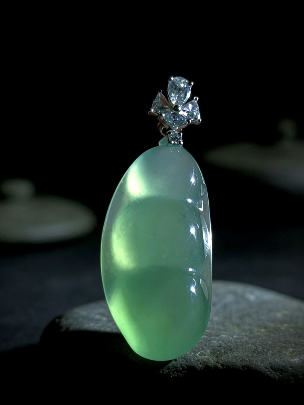 天空蓝底色四季平安豆子，
38.8-裸石约30.2-15-7.8mm，6.3g，
18K金，南非钻，