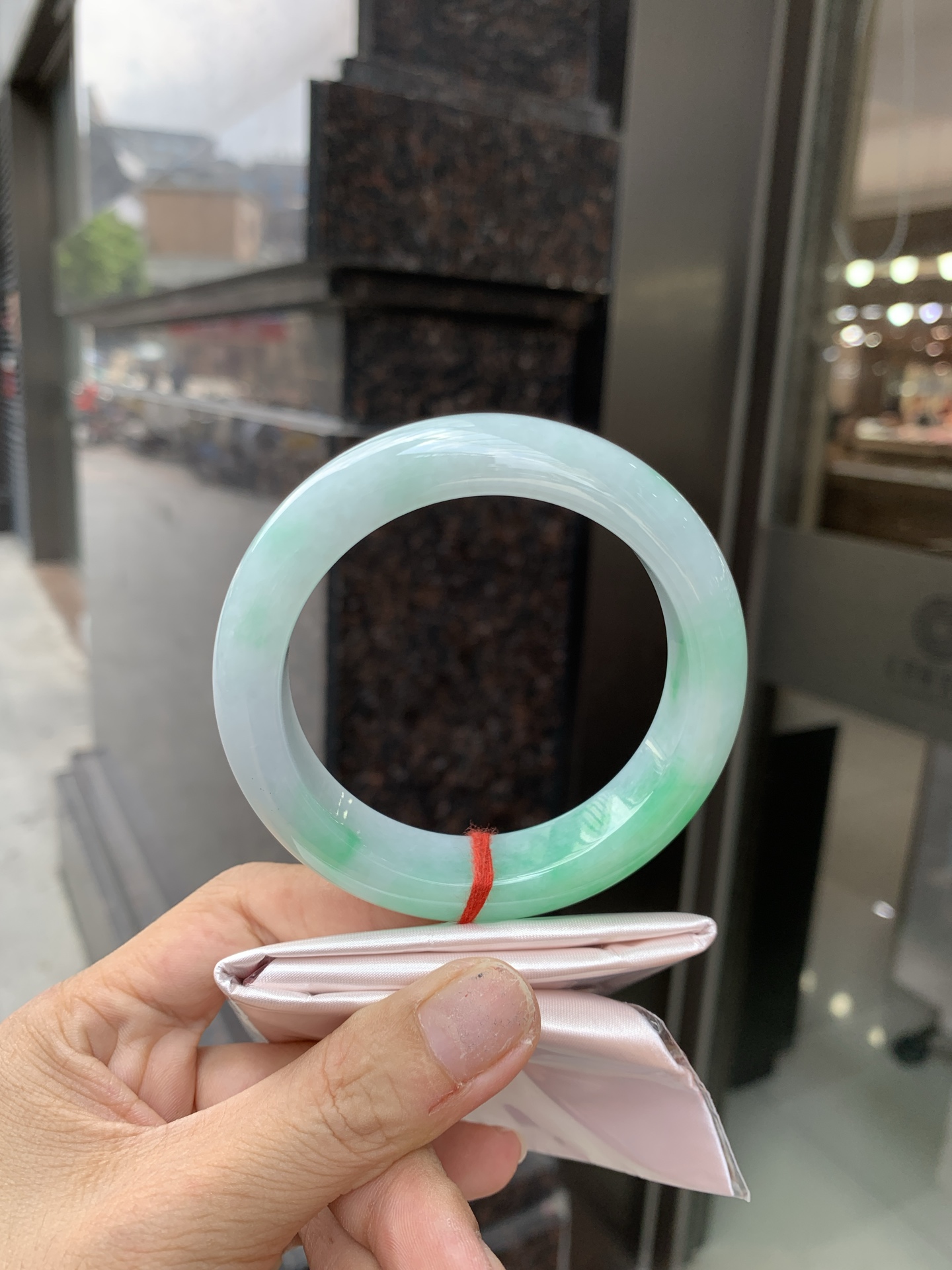 白底青宽版正圈 58.7-9.9-14.4 0620-N980 打灯棉线，底妆冰润，满圈阳绿花点缀，腕间风华，干净纯净的底色上，一抹翠色肆意流淌，宛如春日里的繁华盛景