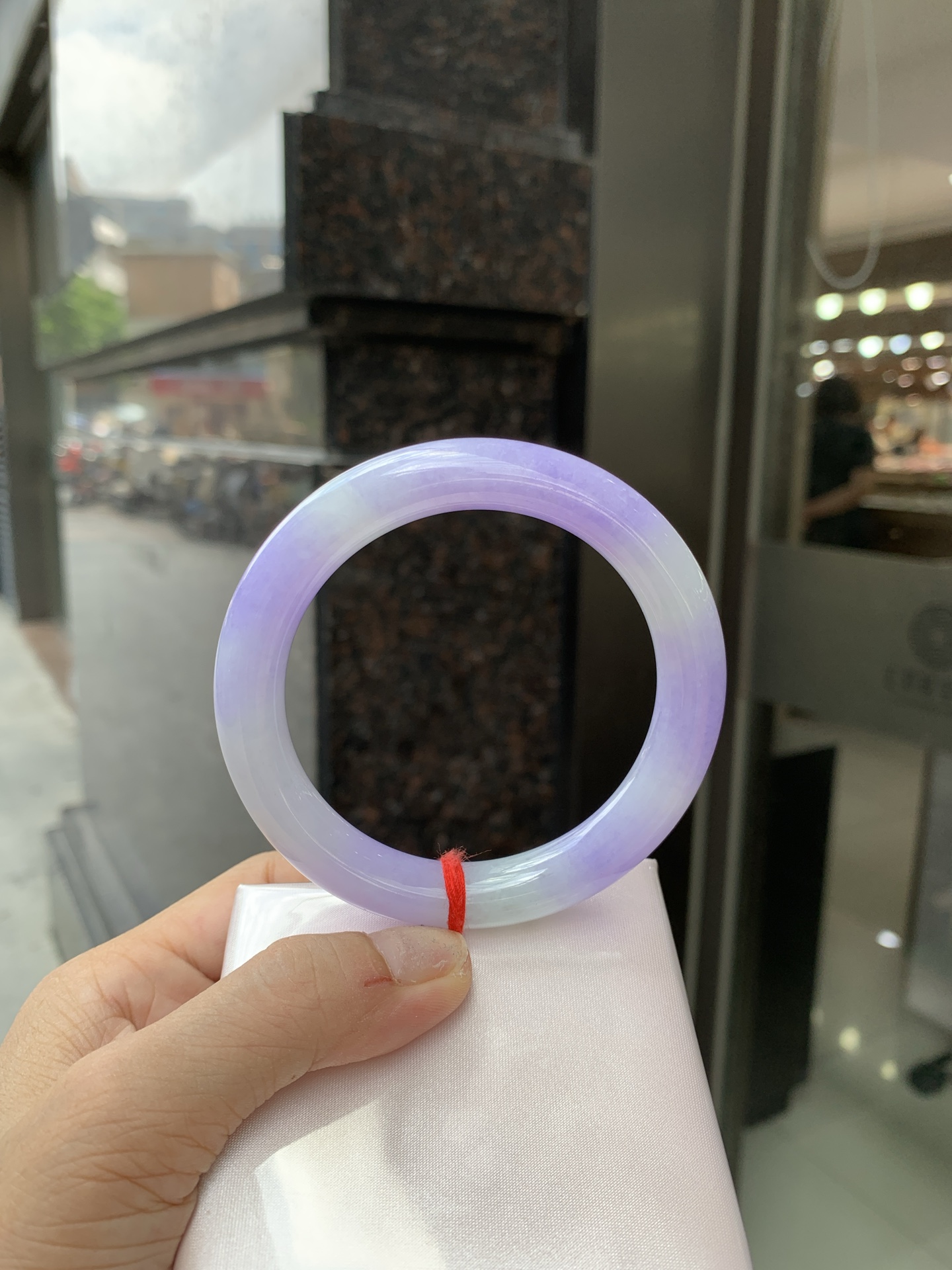 浓紫春彩圆条 60-10.3-10.5 0620-N1032 打灯多处细纹，烟雨入春俏，彩祥出云端，几抹淡果绿色碰上浓妆艳抹妖紫，像是融化了春天，所有美好交织在一起，上手贵气显眼