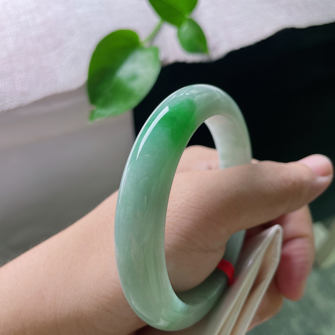 58.8/12.2/9，飘阳绿正圈，厚装饱满，翠色欲滴，种老，水润，一点皮纹。ss52559a