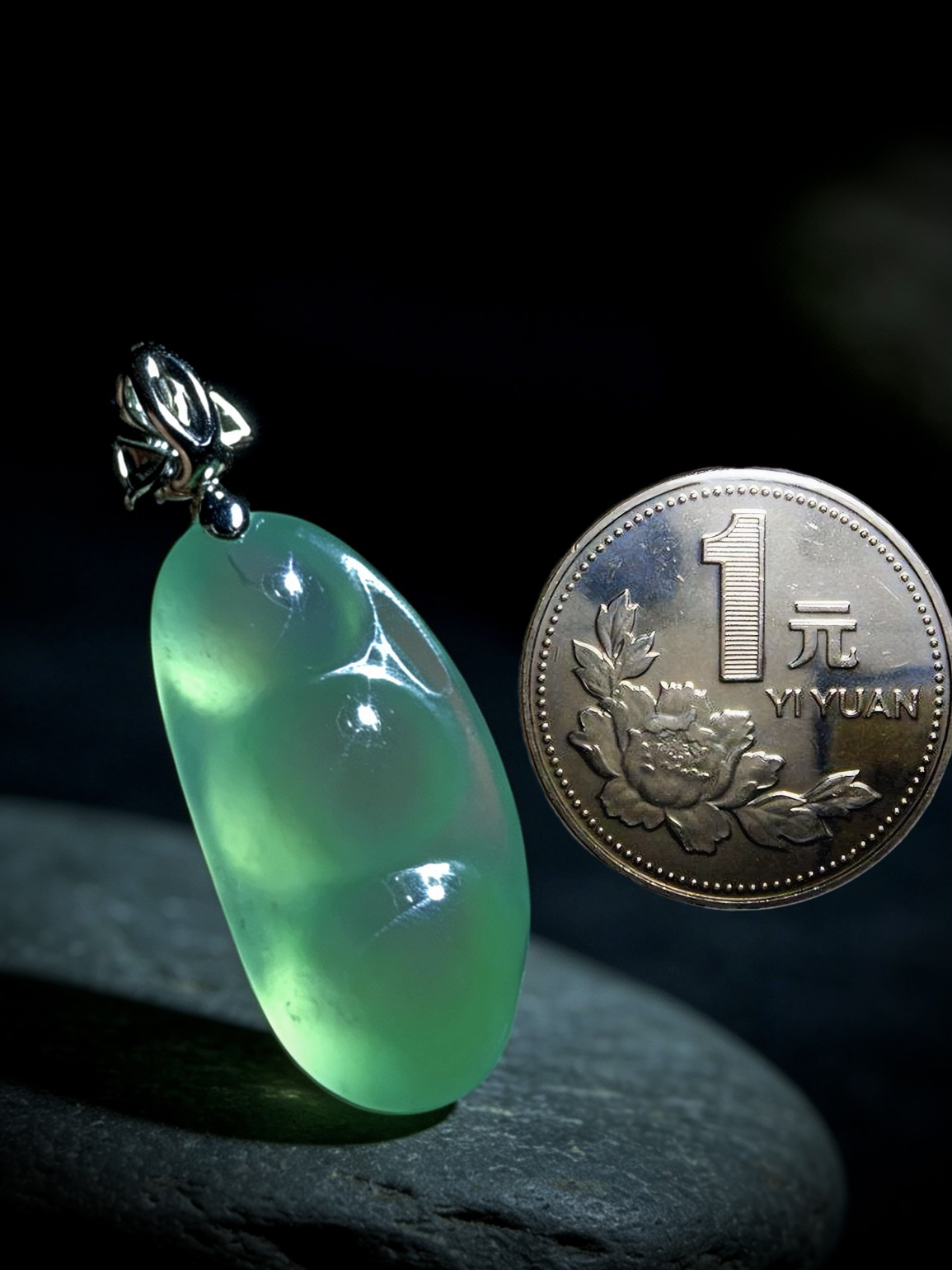 天空蓝底色四季平安豆子，
38.8-裸石约30.2-15-7.8mm，6.3g，
18K金，南非钻，