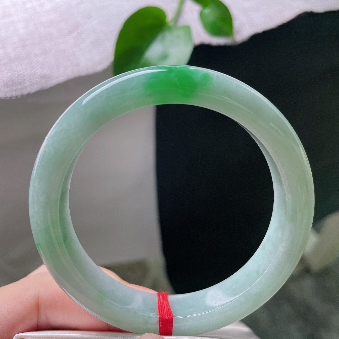 58.8/12.2/9，飘阳绿正圈，厚装饱满，翠色欲滴，种老，水润，一点皮纹。ss52559a